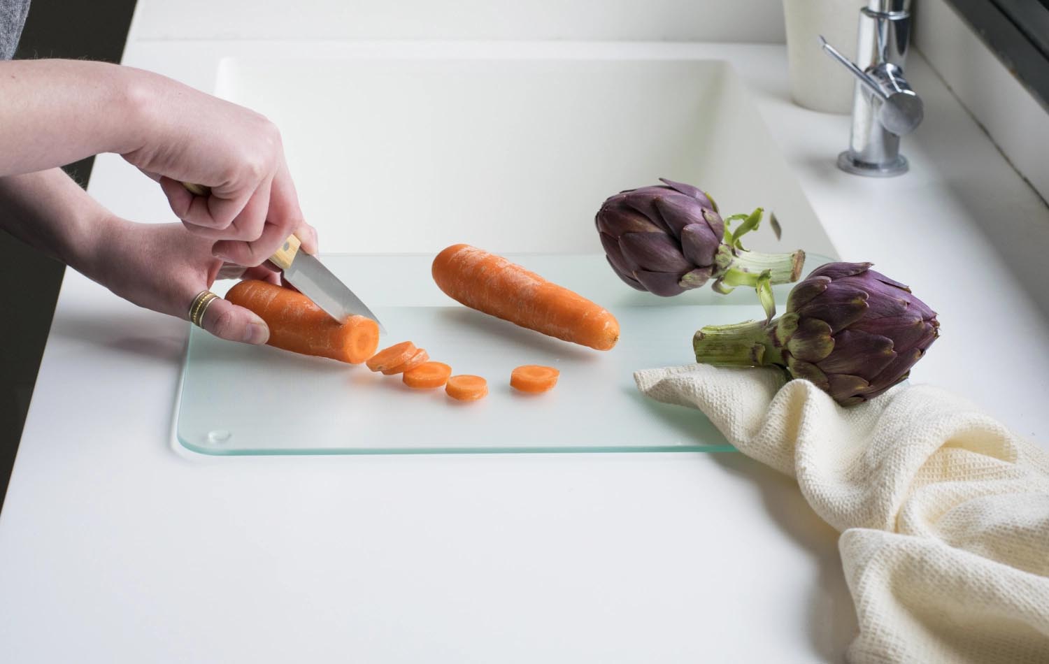 Glaskeramik Abdeckung 40x30cm, geriffelte klare Oberfläche, ideal für Küche, robust und stilvoll von Pebbly.