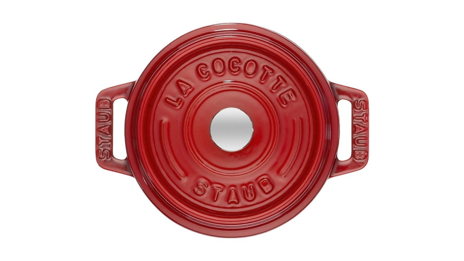 Kirschrote Mini Cocotte aus Gusseisen, 10 cm, 0.25 l, von Staub. Ideal für stilvolles Kochen und Servieren kleiner Portionen.