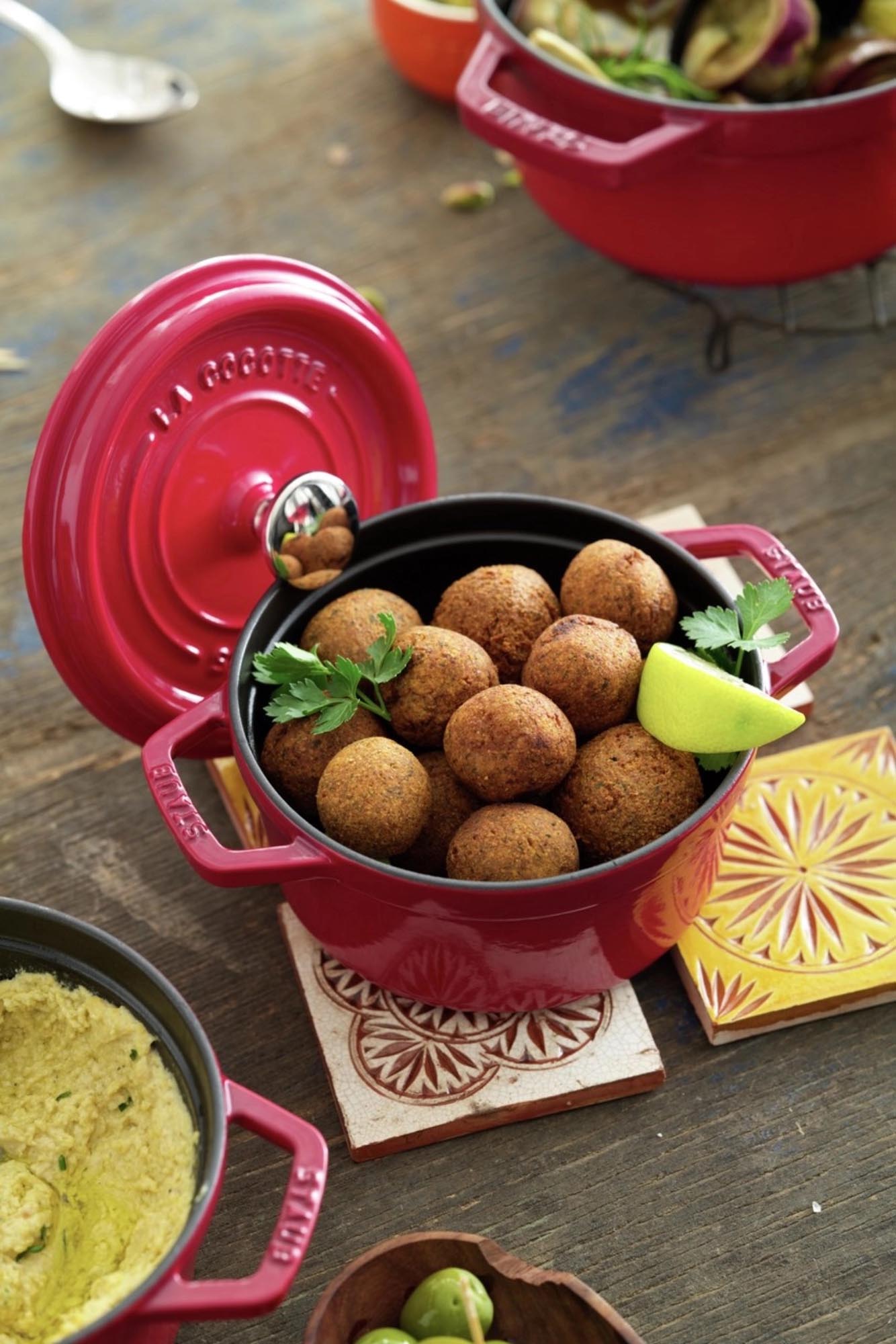 Runde Cocotte aus Gusseisen, 22cm, 2.6l, in Kirschrot. Perfekt für Schmorgerichte, langlebig, stilvoll und von Staub.