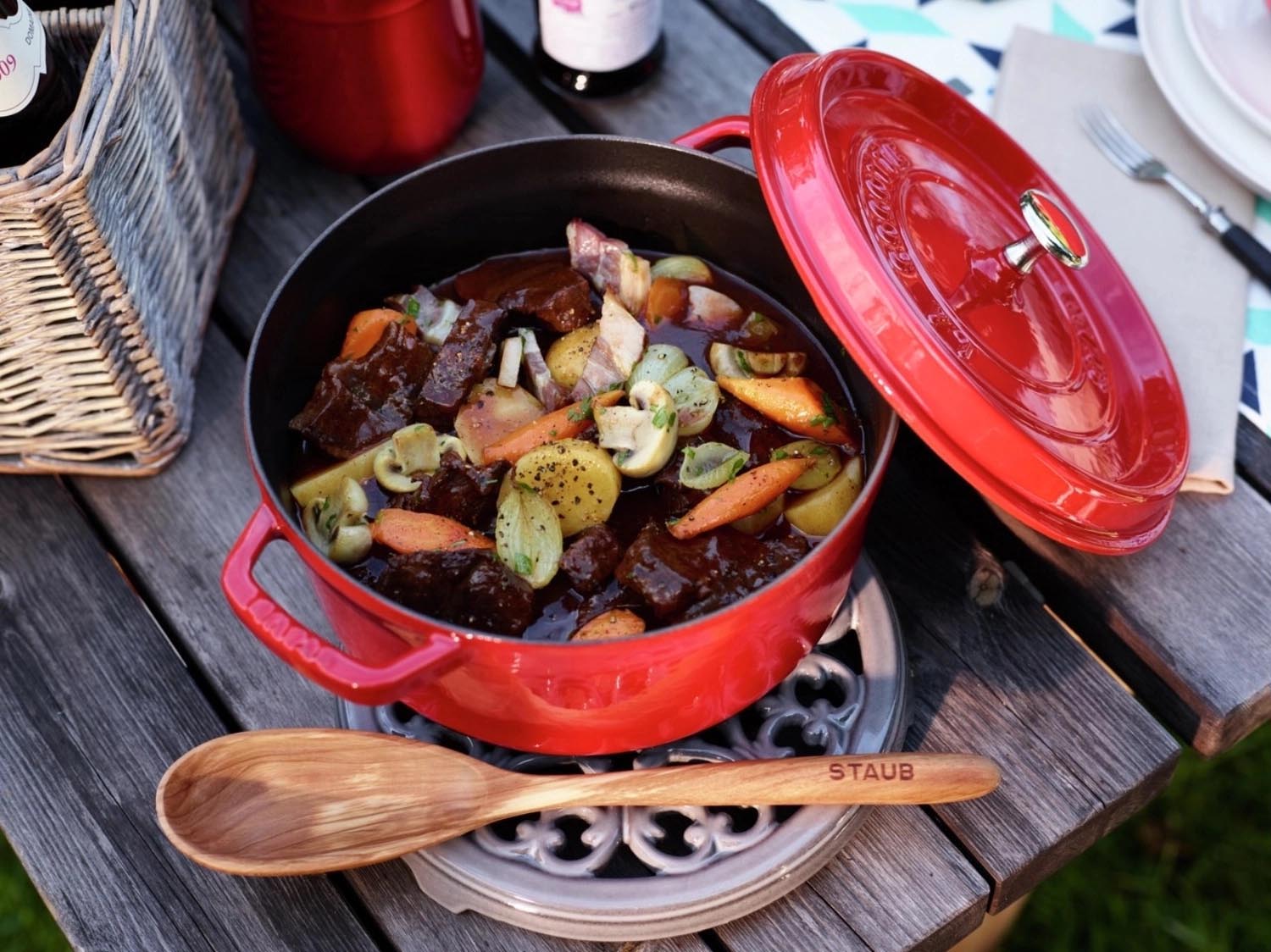 Staub Cocotte 26cm, rund, 5.25l, Kirschrot. Gusseisen für Schmorgerichte, langlebig, stilvoll und ideal für Ihre Küche.