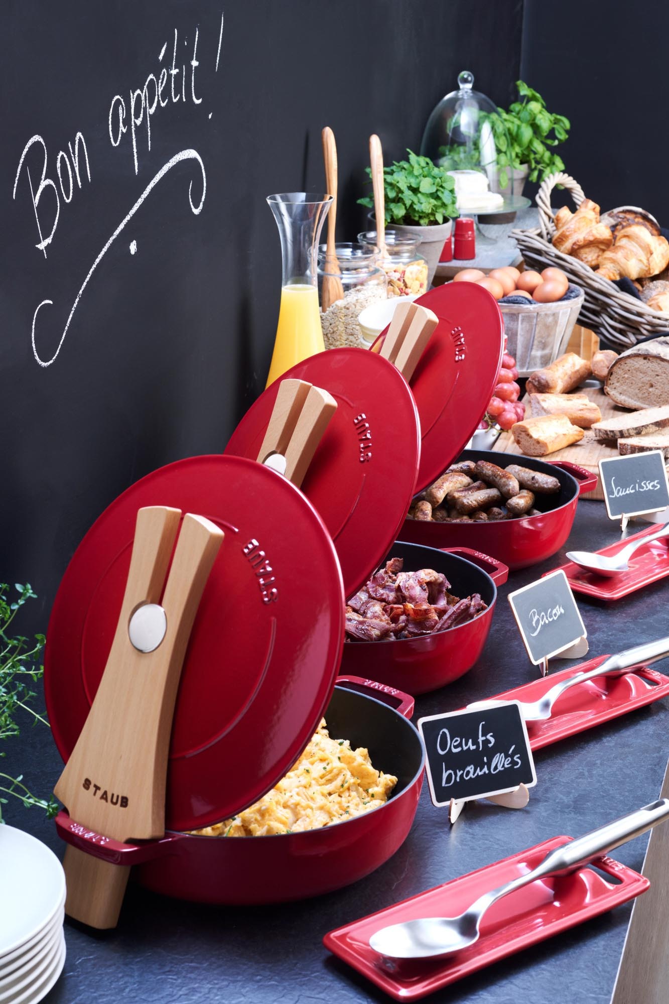 Elegante 28 cm Schmorpfanne aus Gusseisen in Kirschrot von Staub, ideal für sanftes Schmoren und stilvolles Servieren.