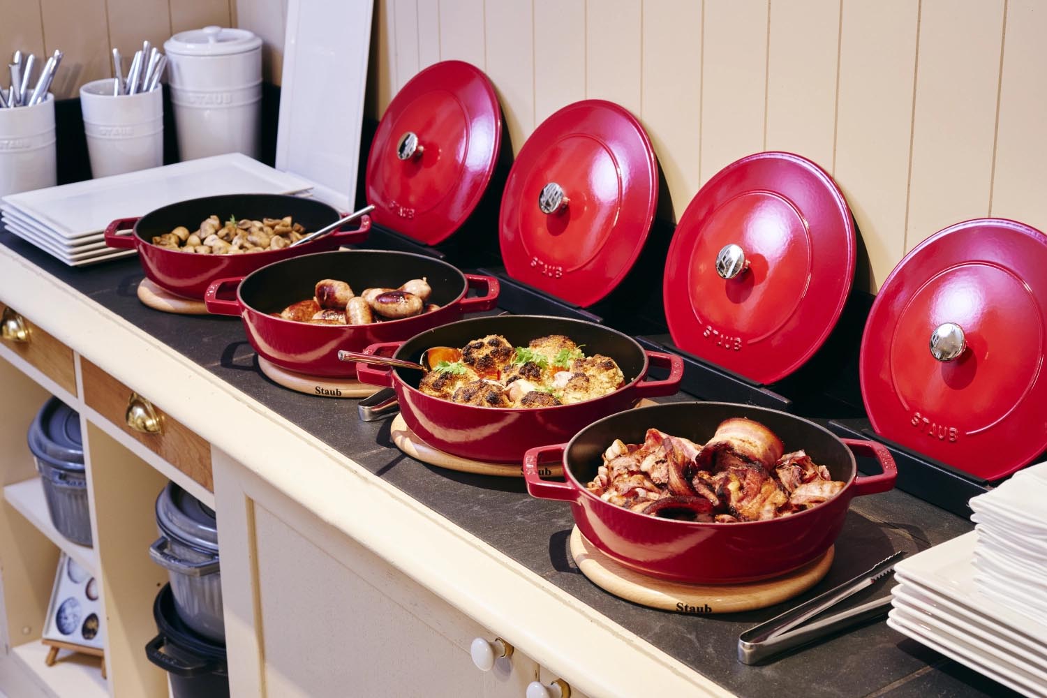 Hochwertige Schmorpfanne aus Gusseisen, 28 cm, kirschrot, perfekt für sanftes Schmoren und stilvolles Servieren von Staub.