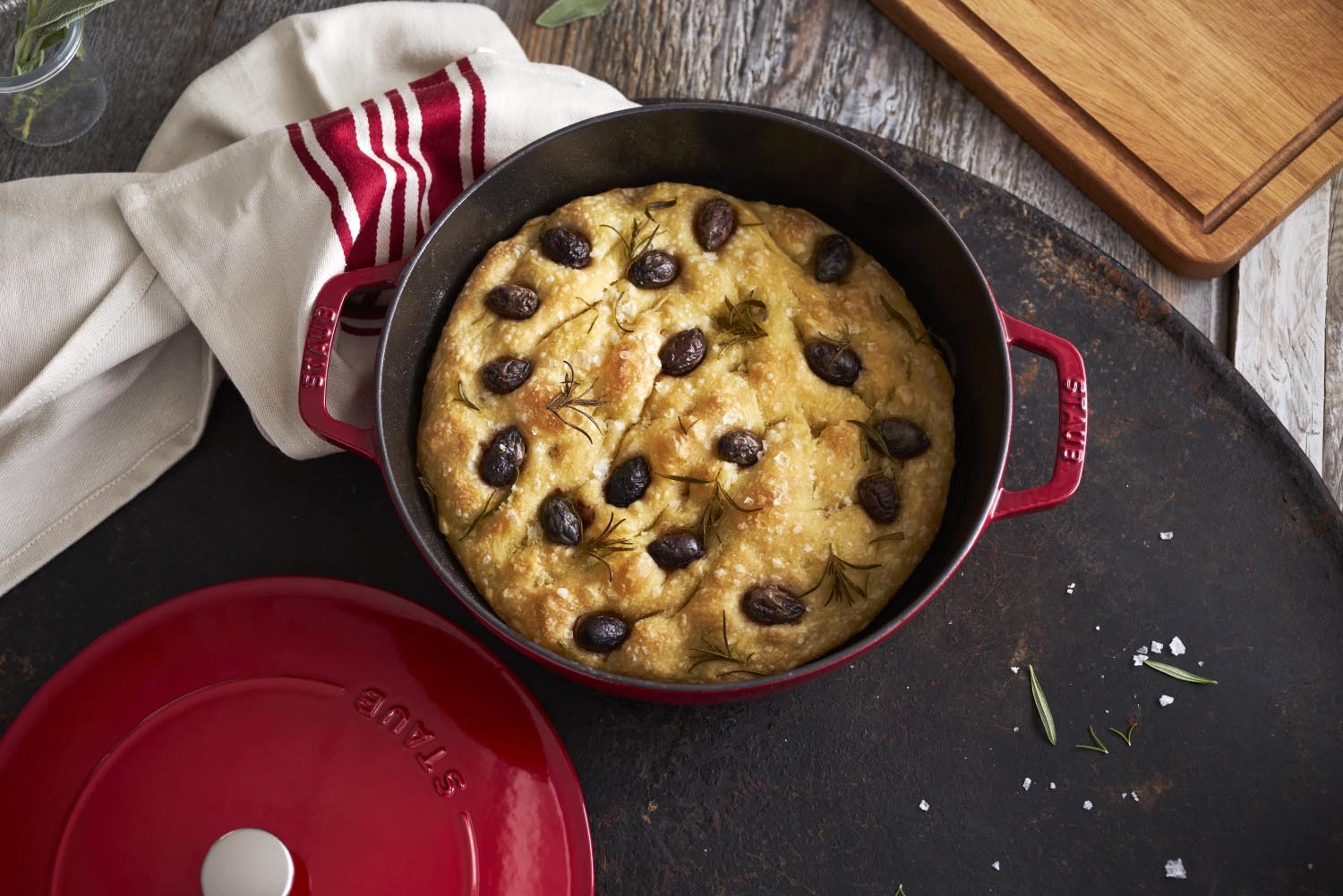 Elegante 28 cm Schmorpfanne aus Gusseisen in Kirschrot von Staub, ideal für sanftes Schmoren und stilvolles Servieren.