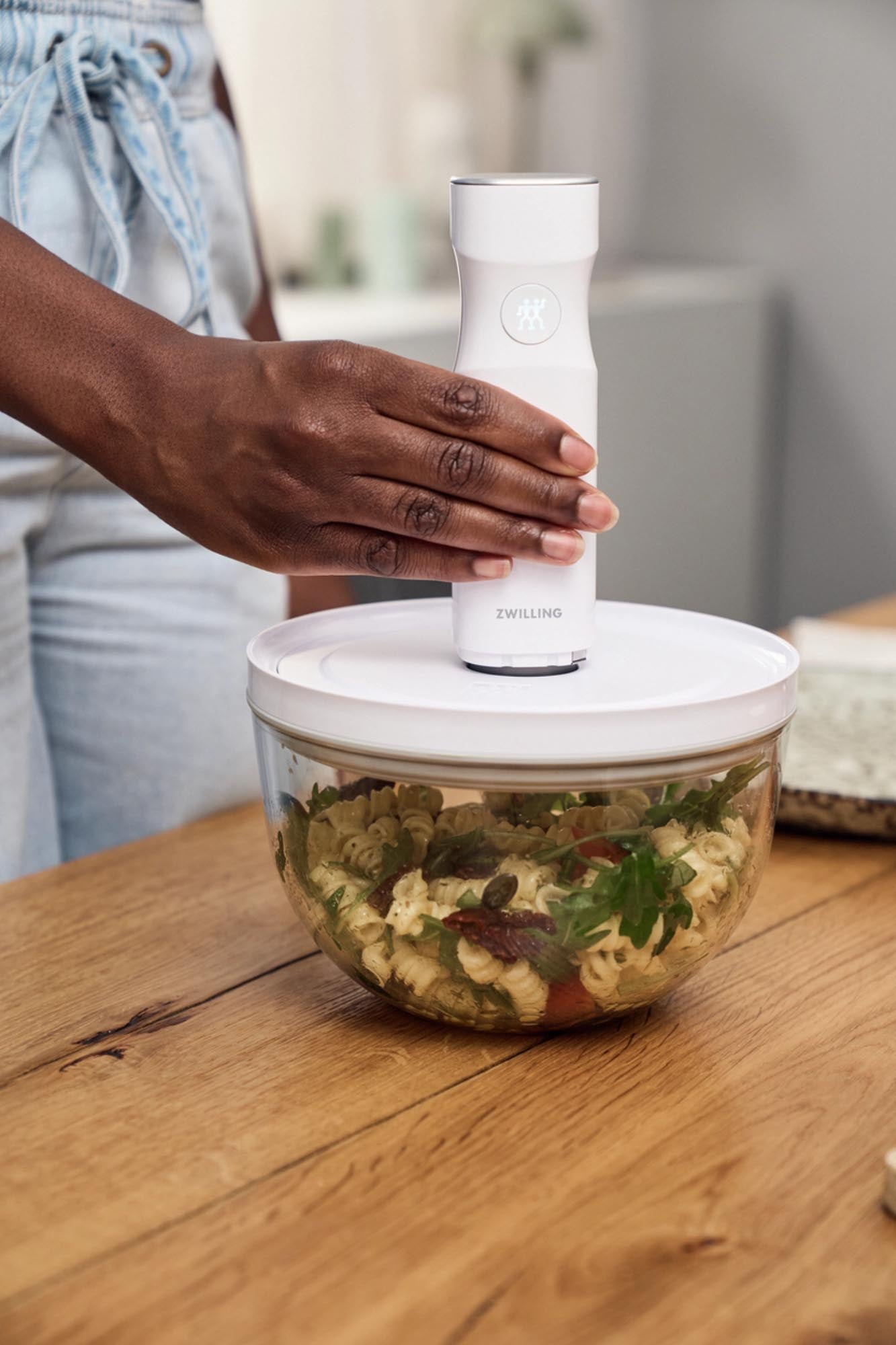 Die ZWILLING Fresh & Save Vakuumschüssel M aus Glas vereint Funktionalität und Stil. Ideal für die Aufbewahrung, Zubereitung und das Servieren von Speisen, bleibt alles bis zu fünfmal länger frisch.