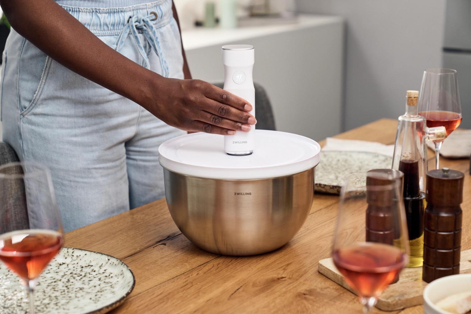 Hochwertige Edelstahl-Vakuumschüssel von Zwilling, perfekt für Frische und Aufbewahrung. Stilvolles Design, robust und alltagstauglich.