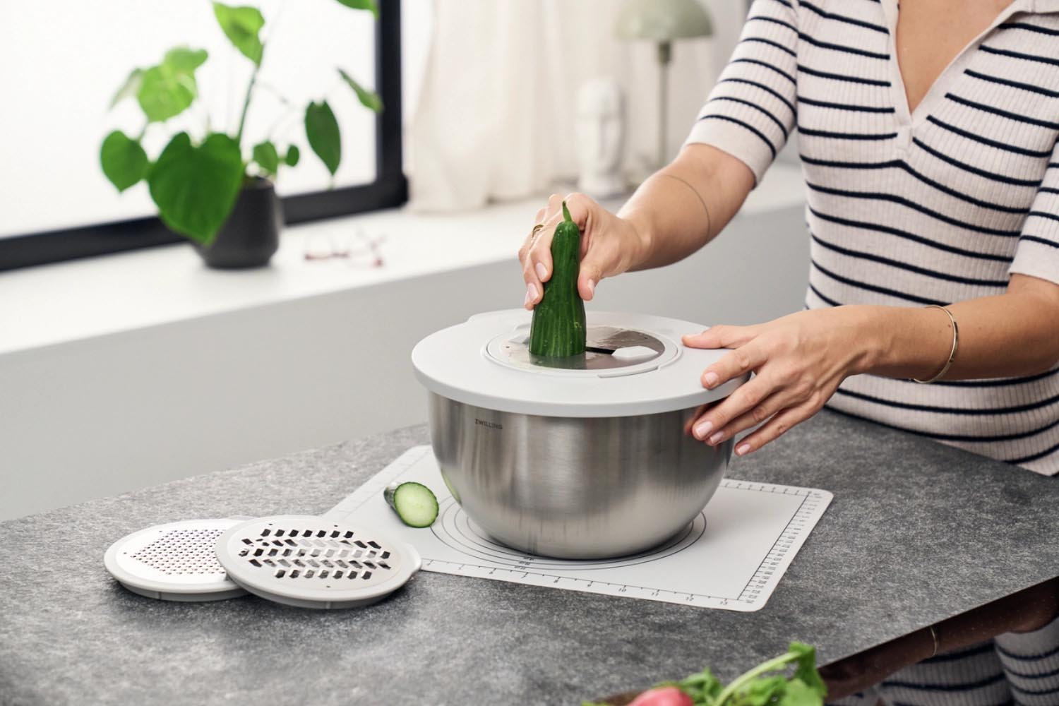 Praktisches 5-teiliges Fresh & Save Schüssel-Set von Zwilling für nachhaltige, vakuumierte Frische und platzsparende Aufbewahrung.