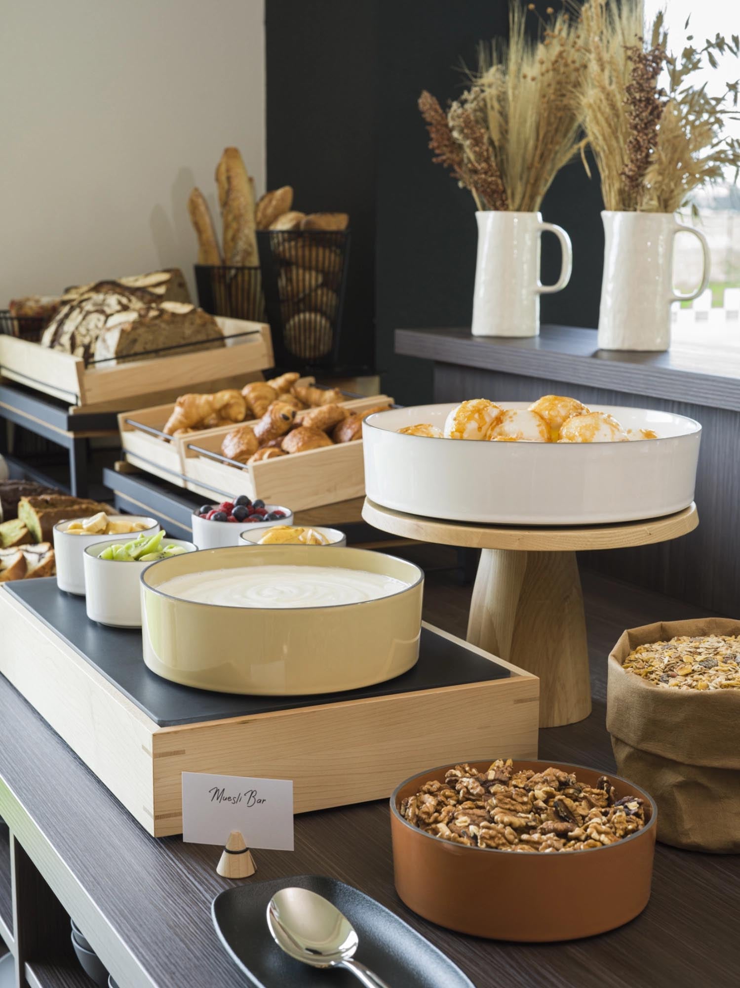 Revol Caractère Schale in Zimt, 26cm Ø, 5.3cm hoch, perfekt für edles Servieren und Präsentieren von Speisen in stilvollem Design.