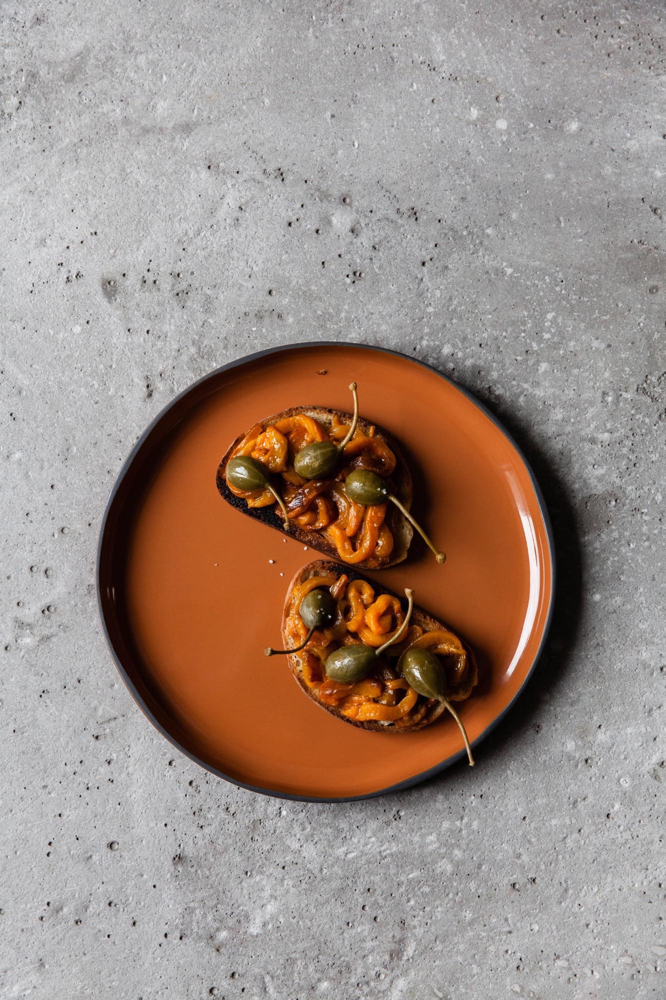 Elegante Revol Caractère Schale in Zimt, 26cm Durchmesser, 5.3cm Höhe, ideal für stilvolles Servieren und Präsentieren von Speisen.