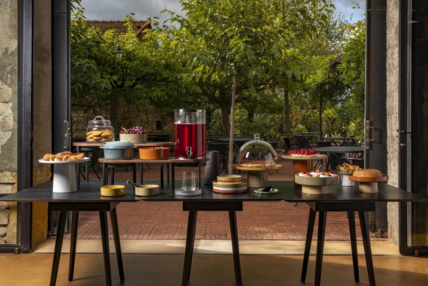 Elegante Revol Caractère Schale, 26cm Durchmesser, 5.3cm Höhe, muskatnussfarben, ideal für stilvolles und modernes Servieren.