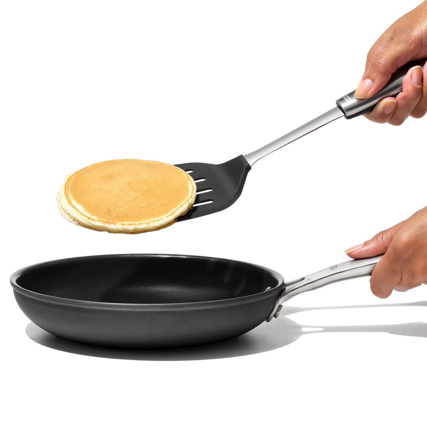 Der OXO Good Grips Stahl-Silikon-Wender ist hitzebeständig, ideal für beschichtete Pfannen und bietet ergonomischen Komfort.