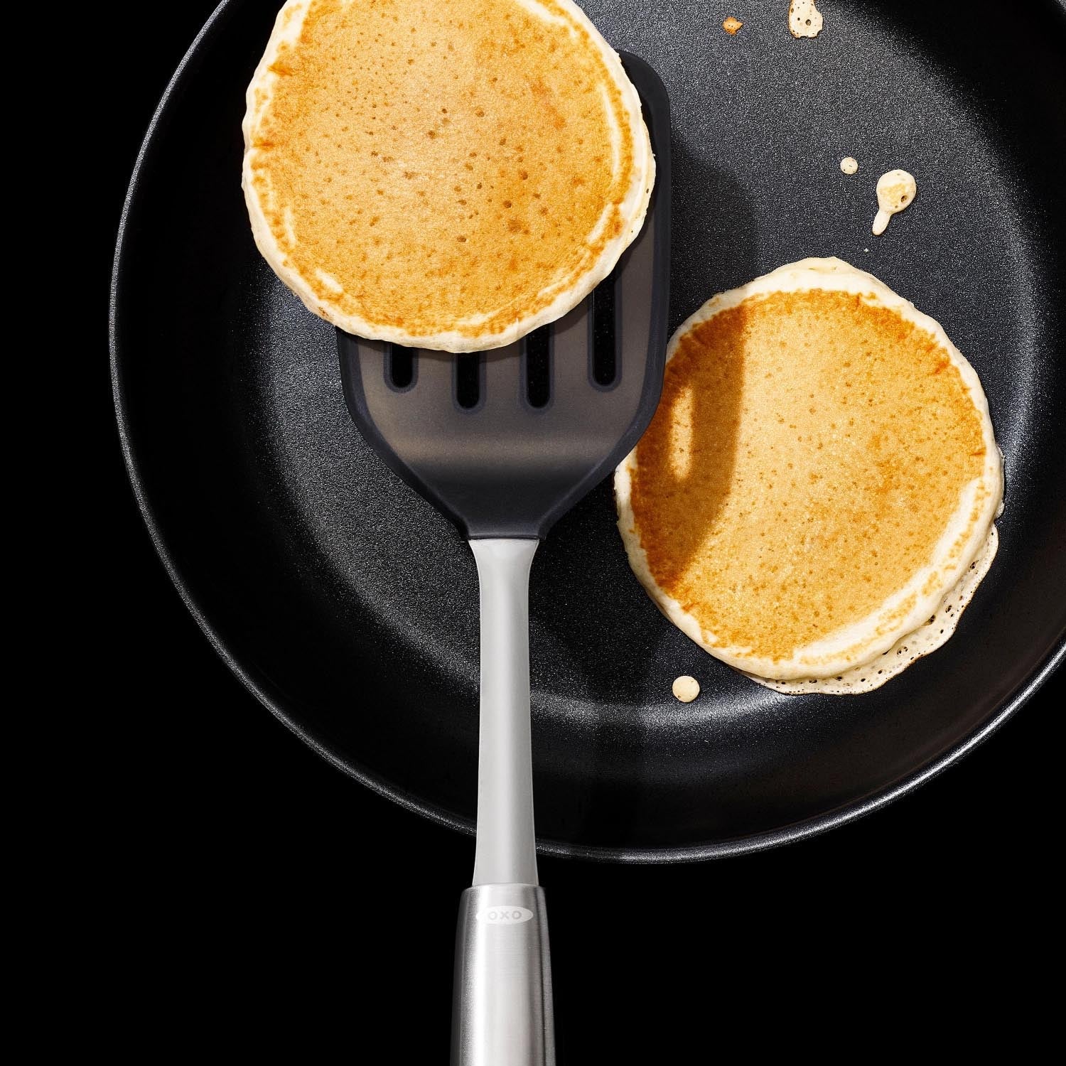 Der OXO Good Grips Silikon-Wender aus Stahl ist hitzebeständig, schont beschichtete Pfannen und liegt ergonomisch in der Hand.