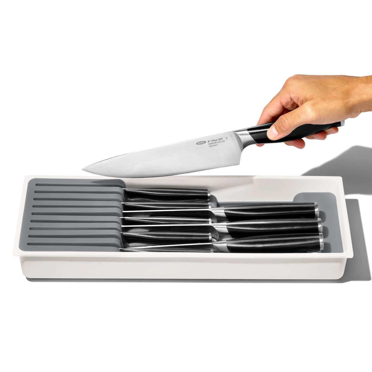 Platzsparender OXO Messerorganizer für Schubladen, ideal für sichere und geordnete Aufbewahrung Ihrer Küchenmesser.