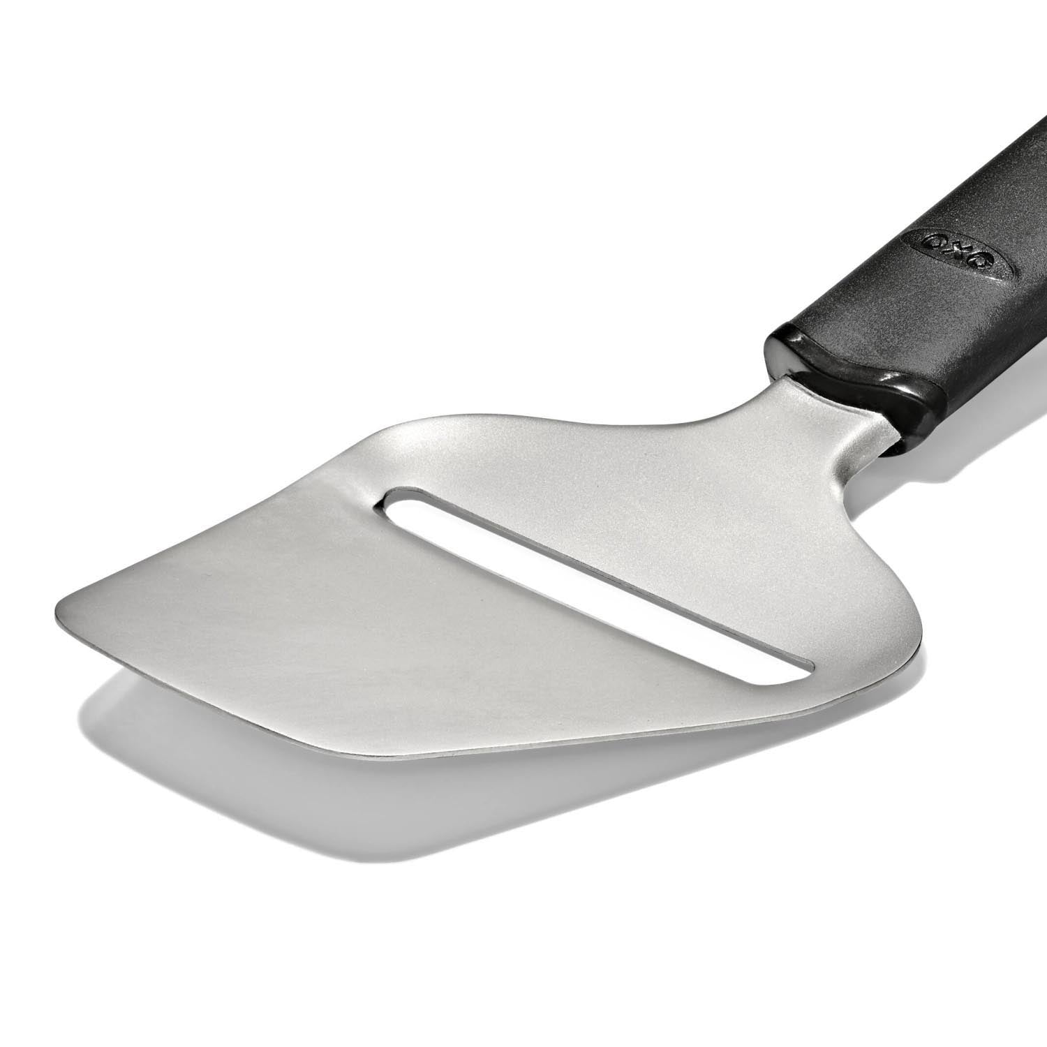 Der OXO Good Grips Käseschneider schneidet Käse präzise mit Antihaft-Beschichtung und ergonomischem Griff für einfache Handhabung.