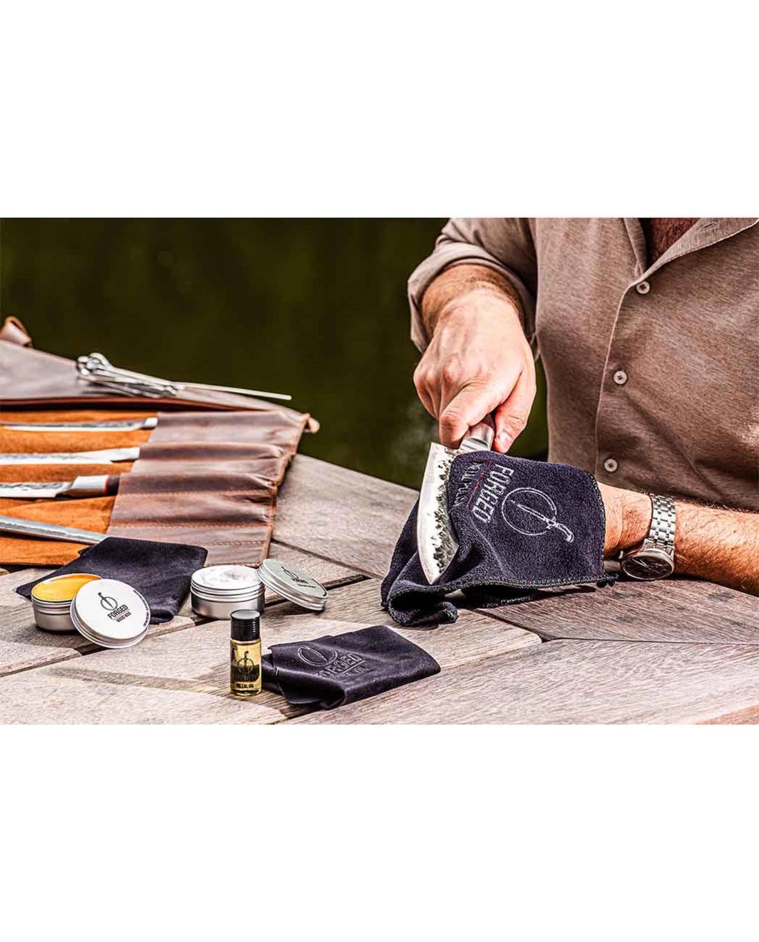 Das Forged Pflegeset bietet alles für die perfekte Pflege Ihrer Messer, bewahrt die Schärfe und erhöht die Langlebigkeit der Klingen.