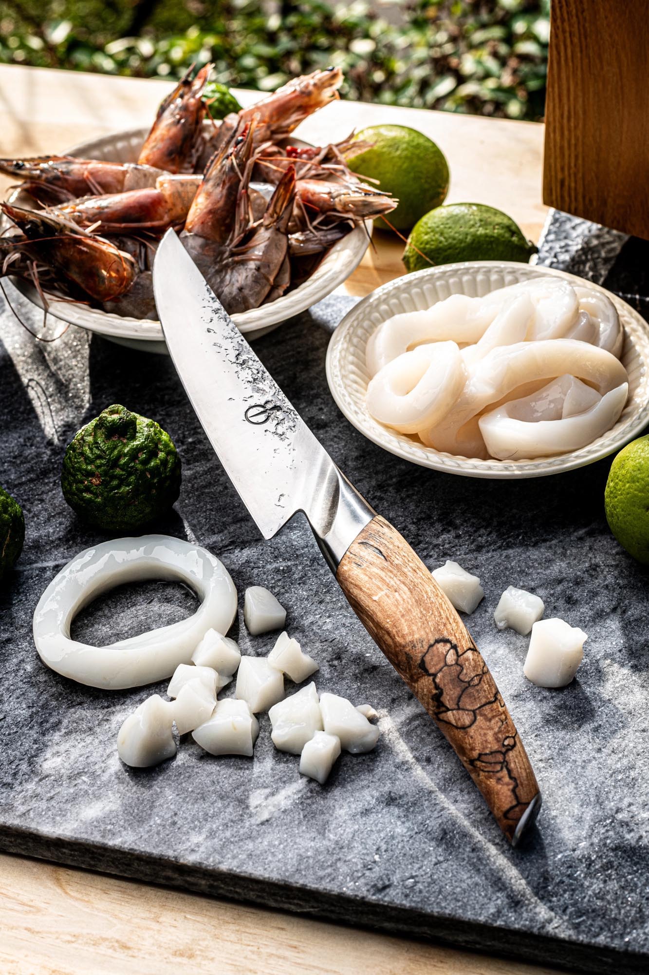 Das handgeschmiedete Katai Kochmesser 16 cm von Forged vereint Präzision und Eleganz für müheloses Schneiden in der Küche.