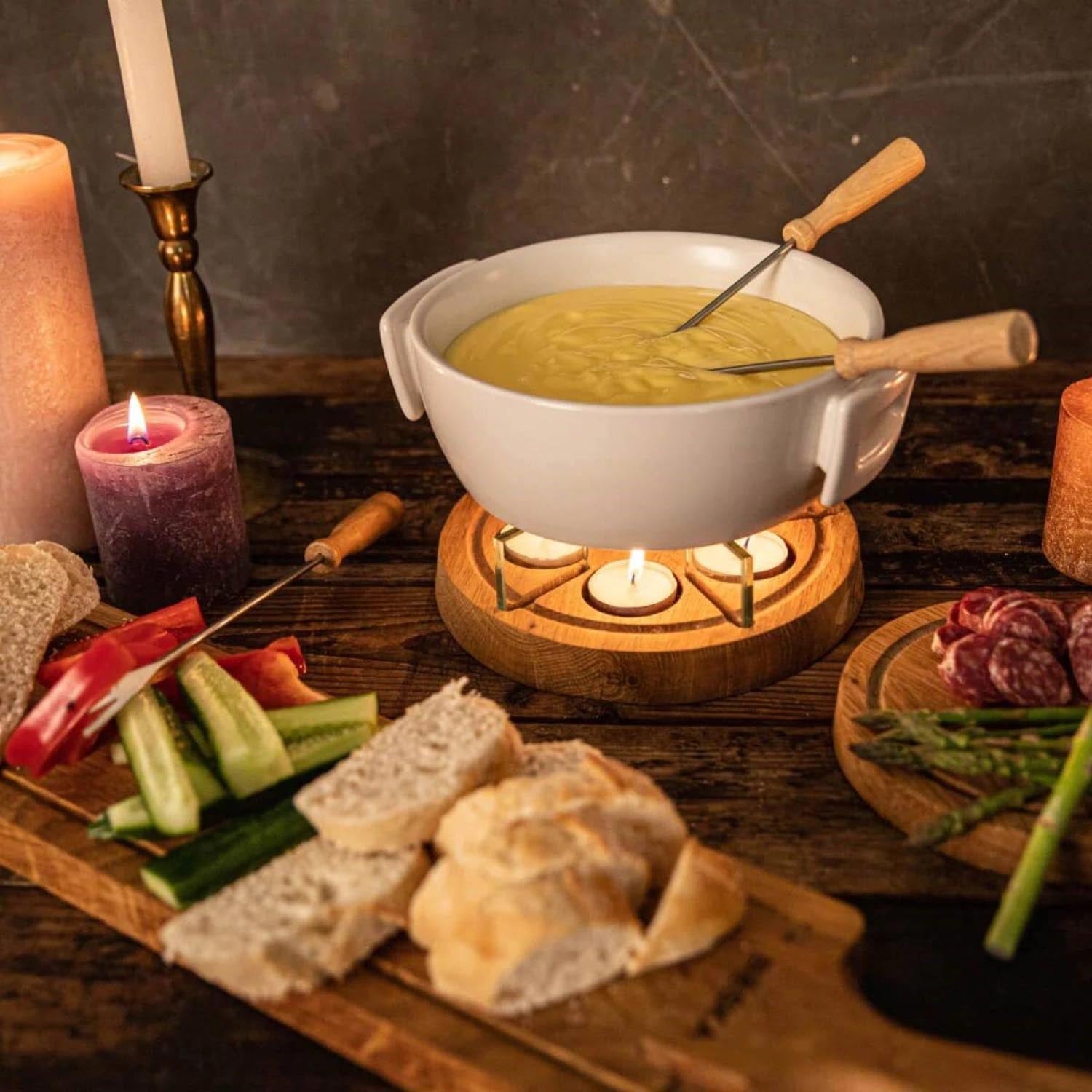 Stilvolles Fondue-Set mit 1,6 l Keramiktopf, ideal für Käsefondue. Perfekt für gesellige Abende bei Kerzenschein.