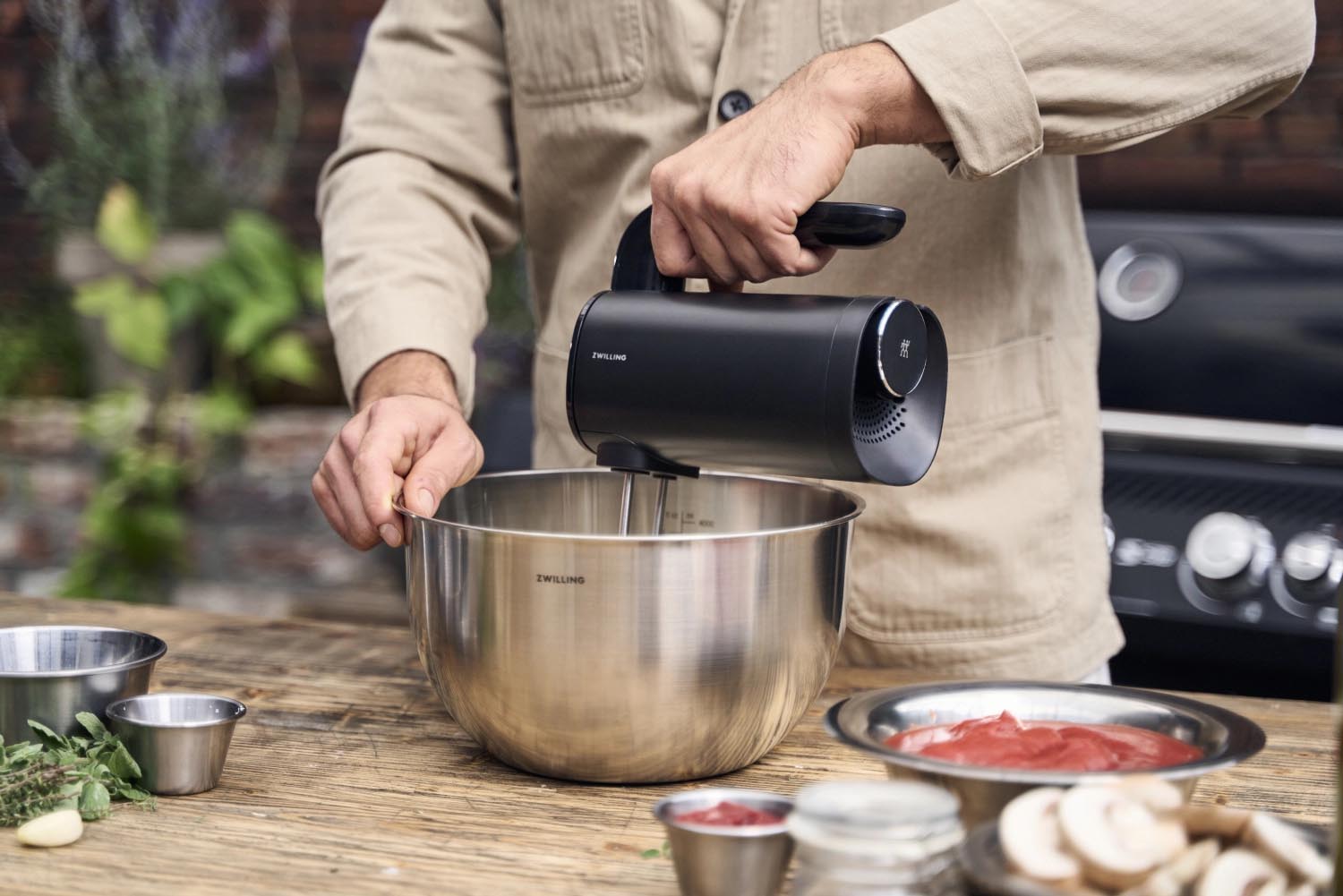 Kabelloser Handmixer von Zwilling, Xtend-kompatibel, ergonomisch, leistungsstark und flexibel für vielseitige Küchenanwendungen.