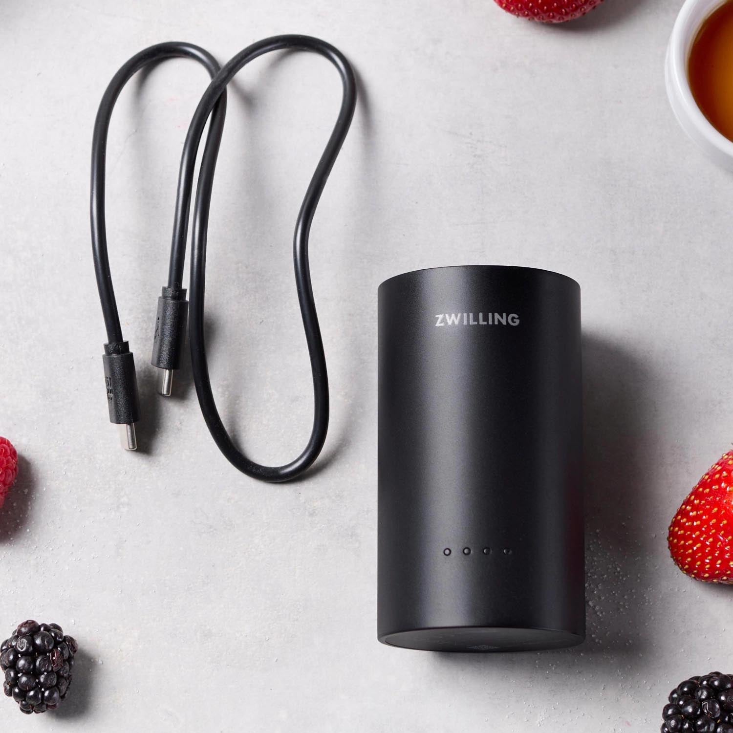 Kompaktes Xtend Ladegerät von Zwilling mit integrierter Powerbank, perfekt für Reisen, tragbar und vielseitig einsetzbar.