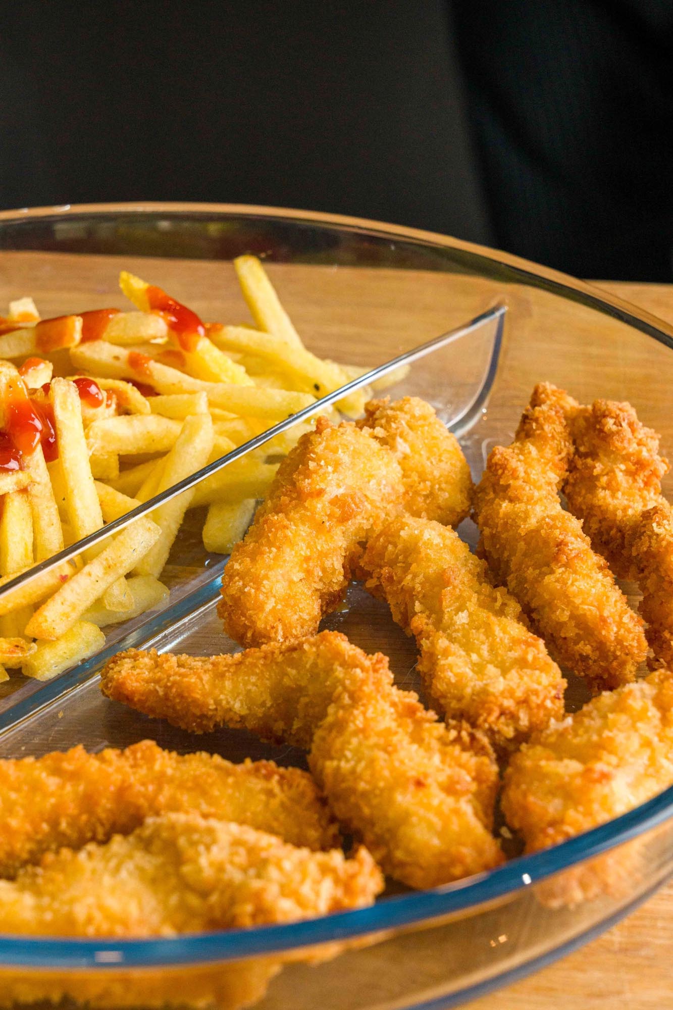 Praktische 32cm Auflaufform von Borart mit Unterteilung, ideal für getrenntes Kochen und ansprechendes Servieren.