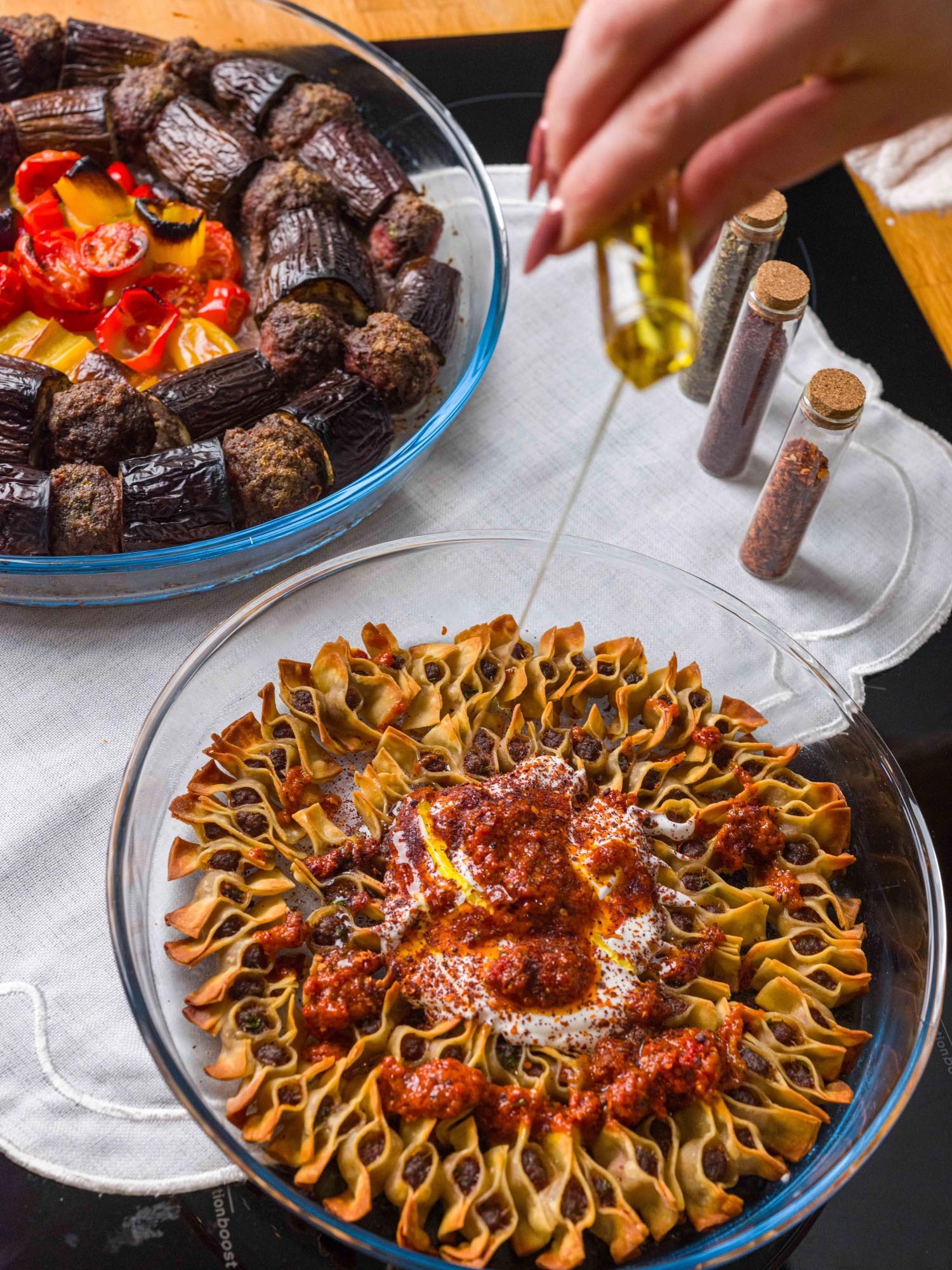 Runde Auflaufform von Borart, 32 cm, ideal zum Backen und Servieren, langlebig, elegant und vielseitig verwendbar.