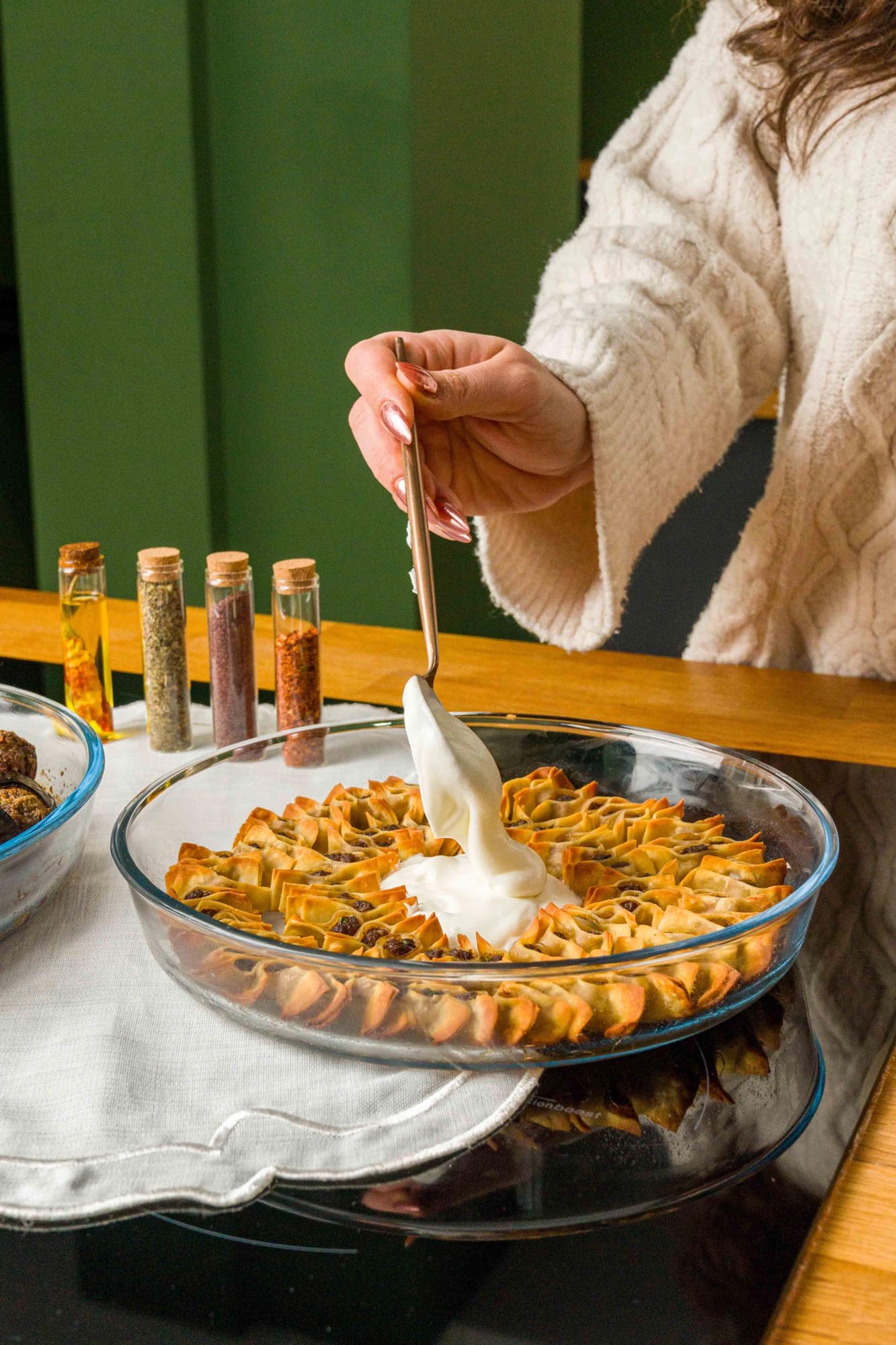 Die runde Auflaufform von Borart (32 cm) vereint Funktionalität und Eleganz. Ideal für Aufläufe, hitzebeständig und mikrowellengeeignet.