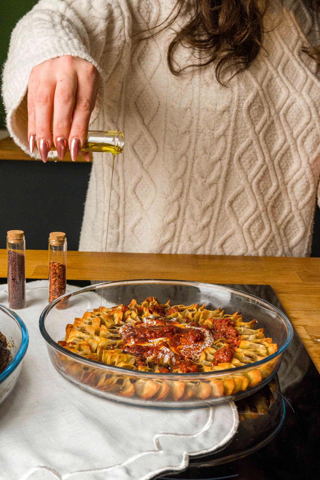 Die Borart Auflaufform (32 cm) aus robustem Glas vereint Funktionalität und Stil. Perfekt für Aufläufe, Desserts und mehr!