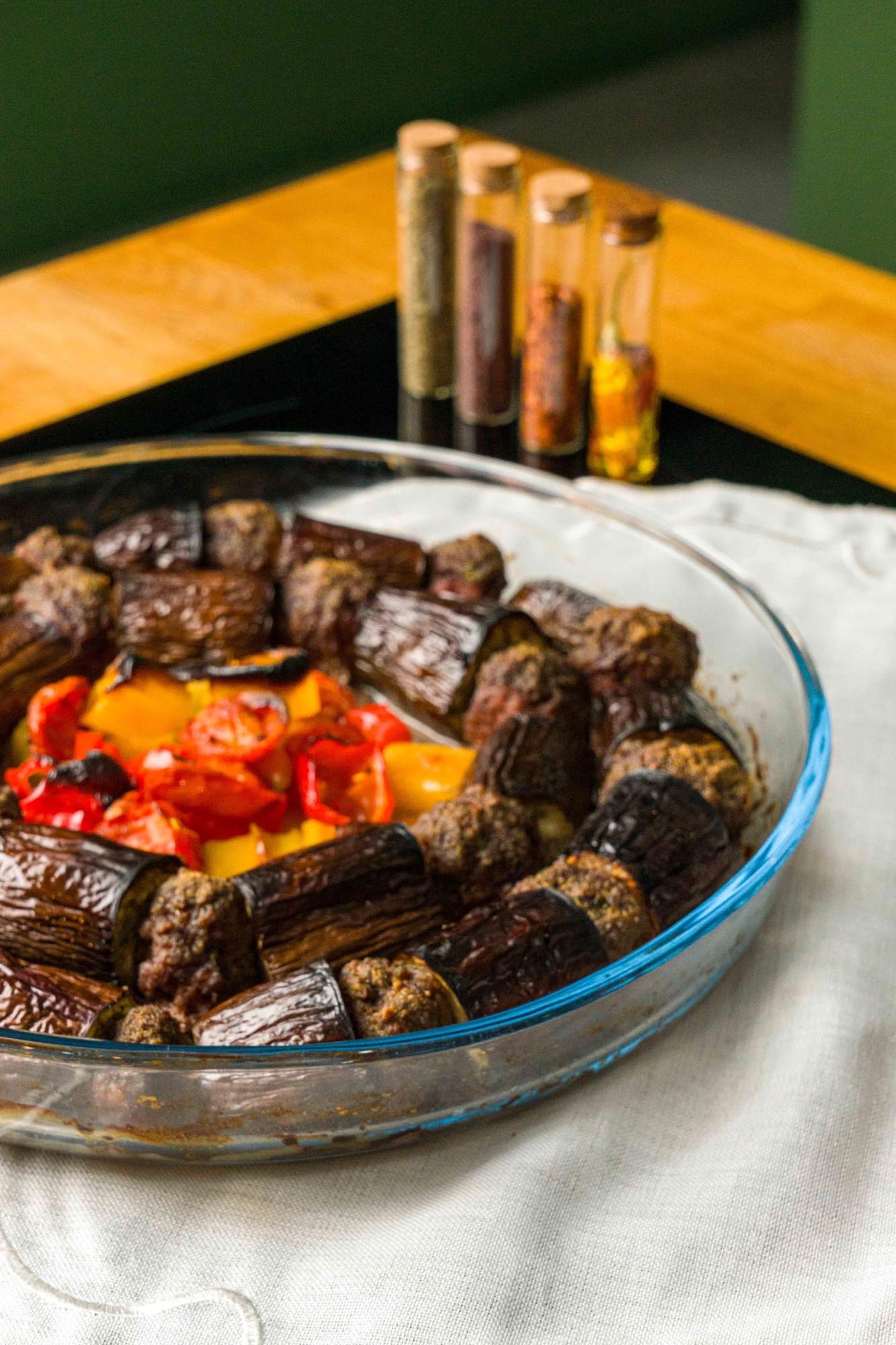 Die runde Auflaufform von Borart (32 cm) ist ideal für kreative Kochabenteuer. Hitzebeständig, mikrowellengeeignet und elegant!