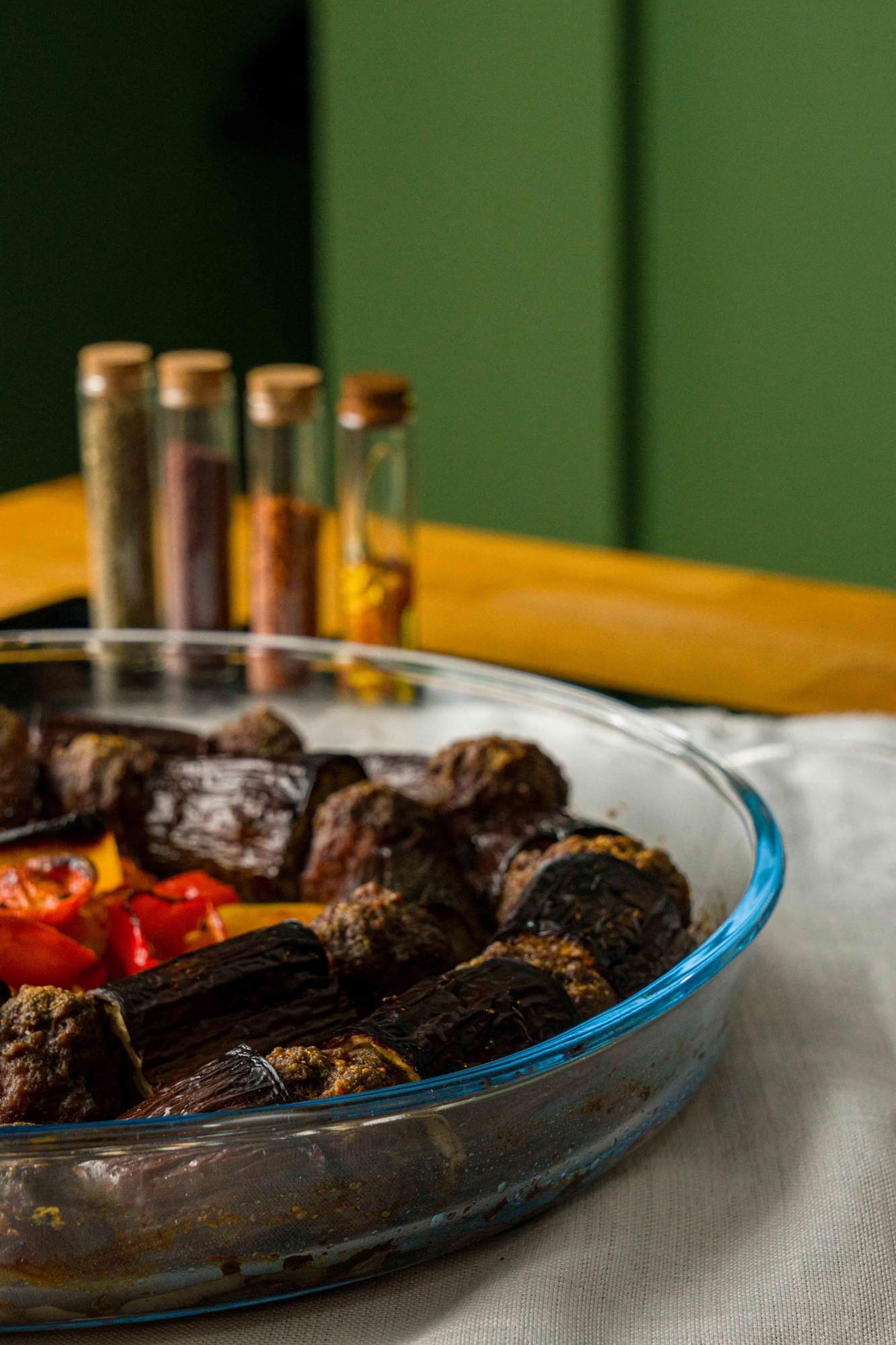 Die runde Auflaufform von Borart (32 cm) ist ideal für kreative Kochabenteuer. Hitzebeständig, mikrowellengeeignet und elegant!