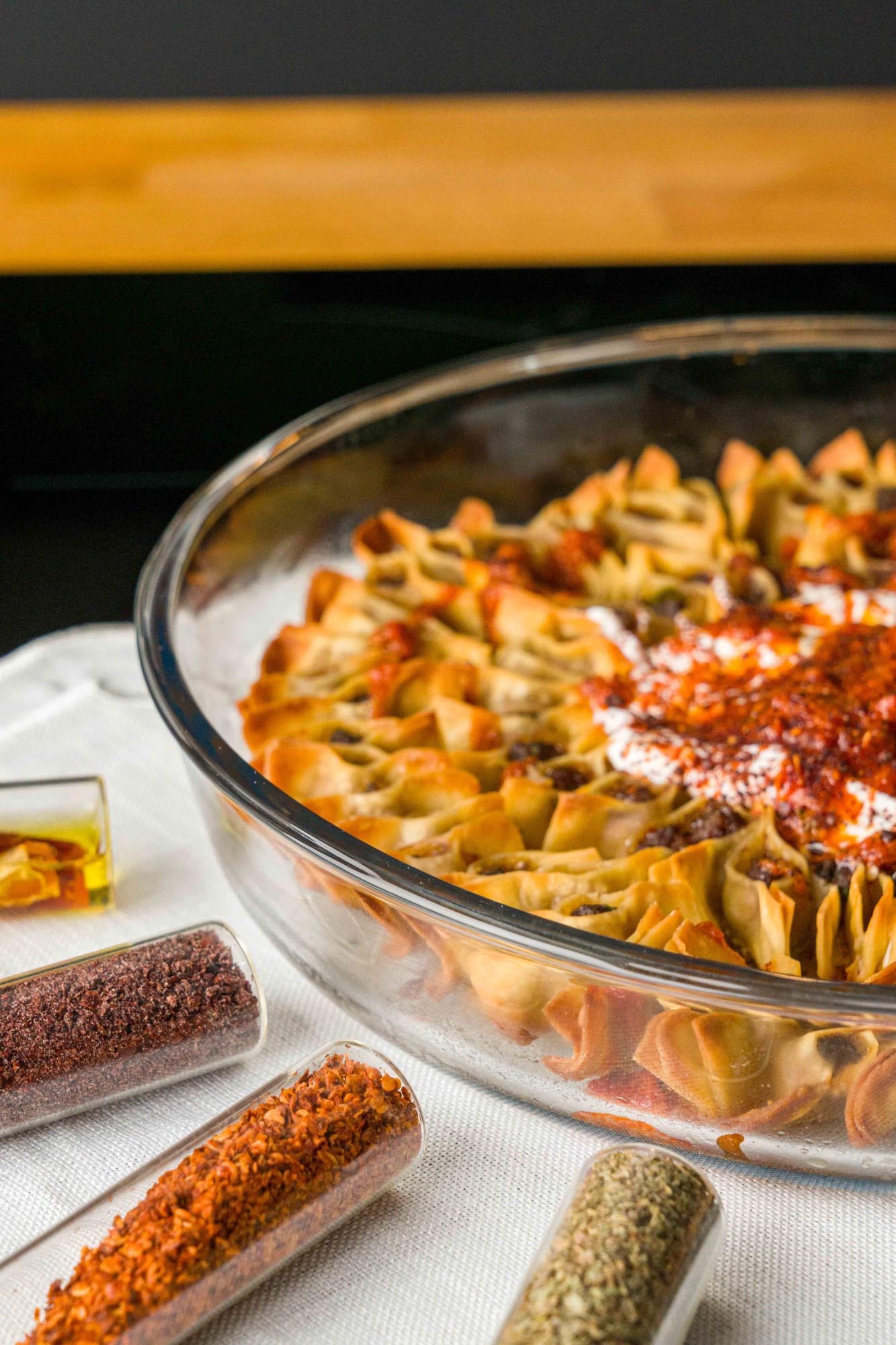 Die Borart Auflaufform (32 cm) aus robustem Glas vereint Funktionalität und Stil. Perfekt für Aufläufe, Desserts und mehr!