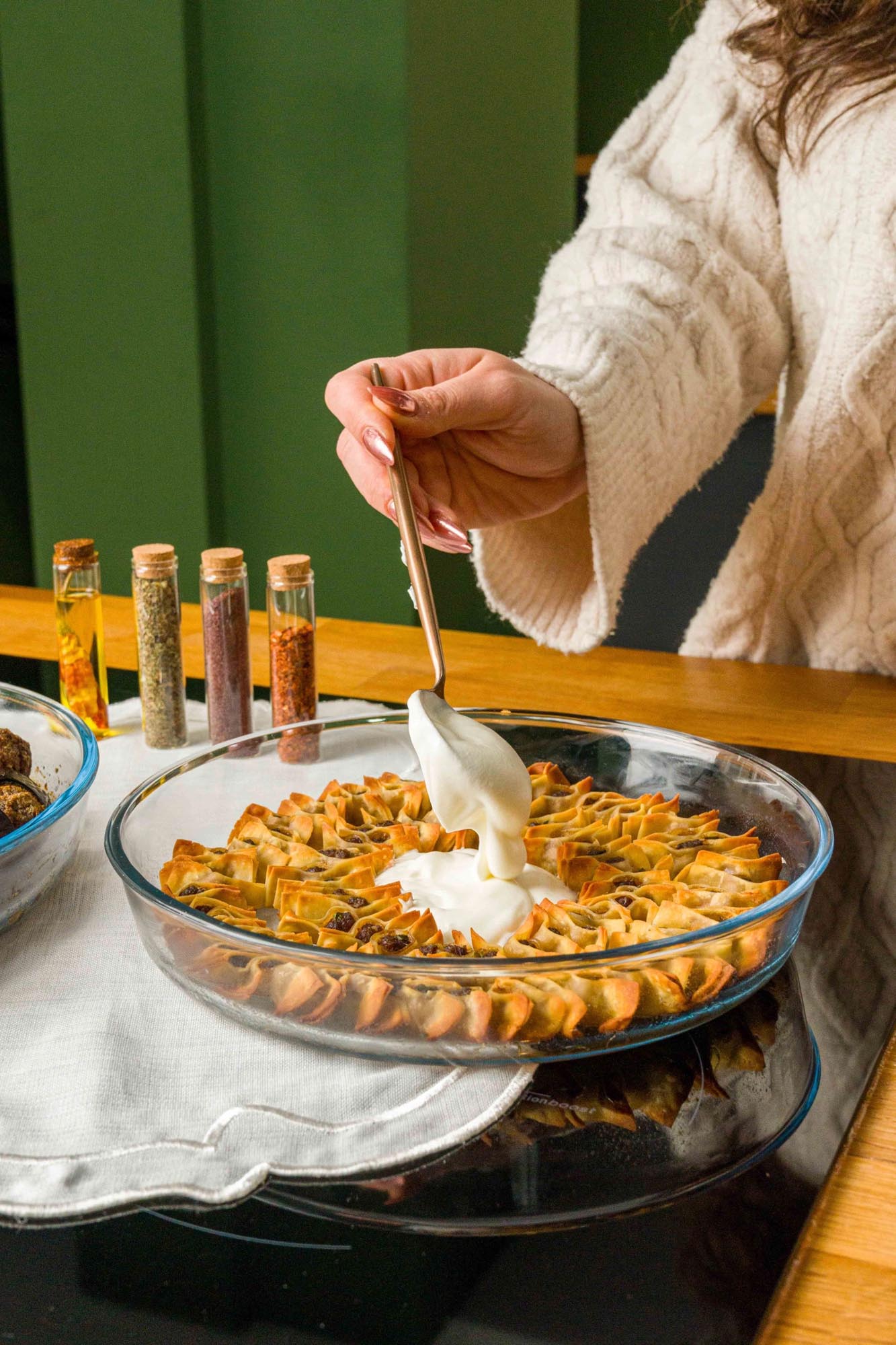 Die runde Auflaufform von Borart (26 cm) aus robustem Glas ist ideal für kreative Koch- und Backideen. Vielseitig einsetzbar und hitzebeständig!