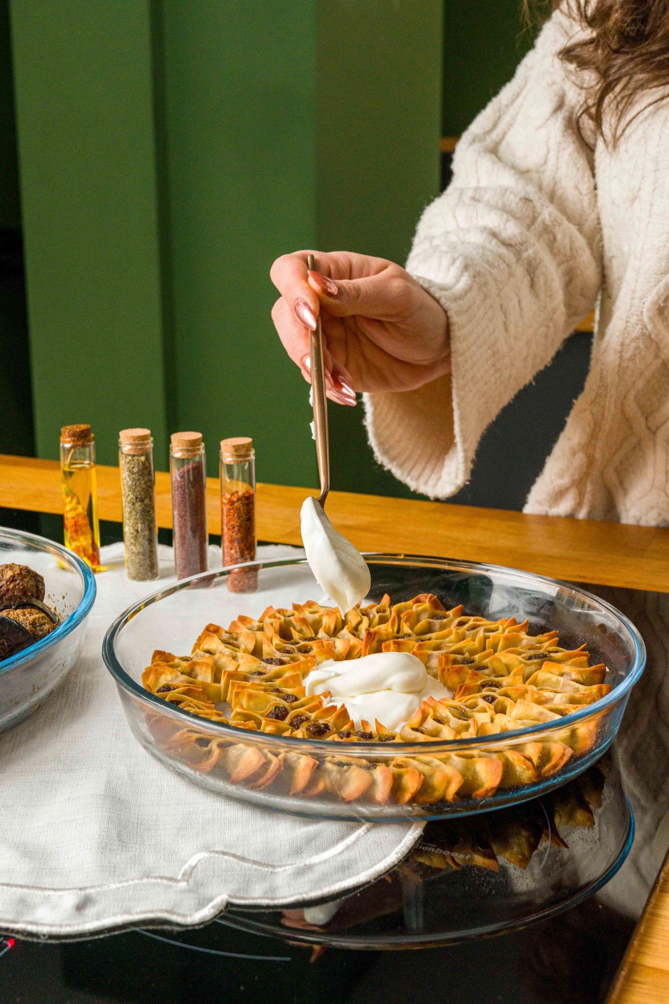 Die runde Auflaufform von Borart (26 cm) aus robustem Glas ist ideal für kreative Koch- und Backideen. Vielseitig einsetzbar und hitzebeständig!