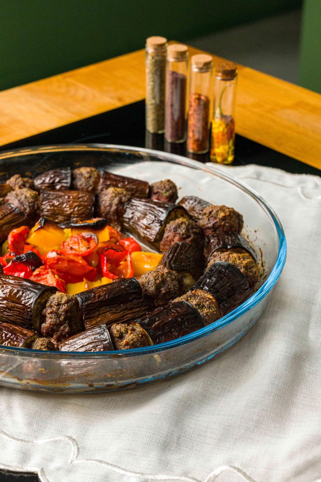 Die runde Auflaufform von Borart (26 cm) aus robustem Glas ist ideal für kreative Koch- und Backideen. Vielseitig einsetzbar und hitzebeständig!