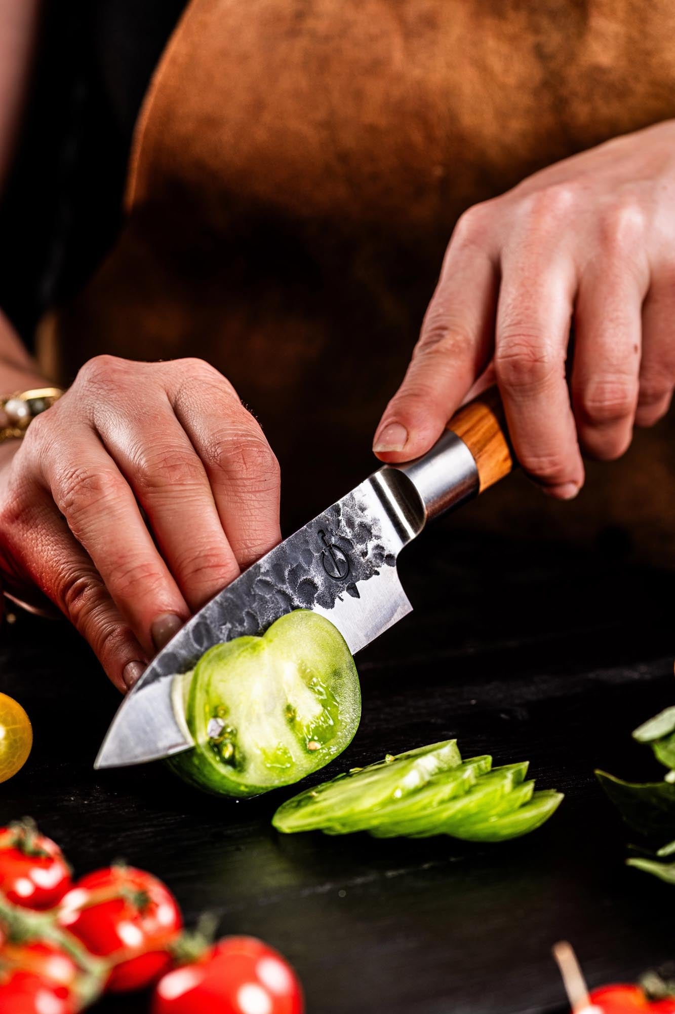 Handgeschmiedetes Forged Olive Petty Messer mit edlem Olivenholzgriff – ideal für präzise Schneidarbeiten.