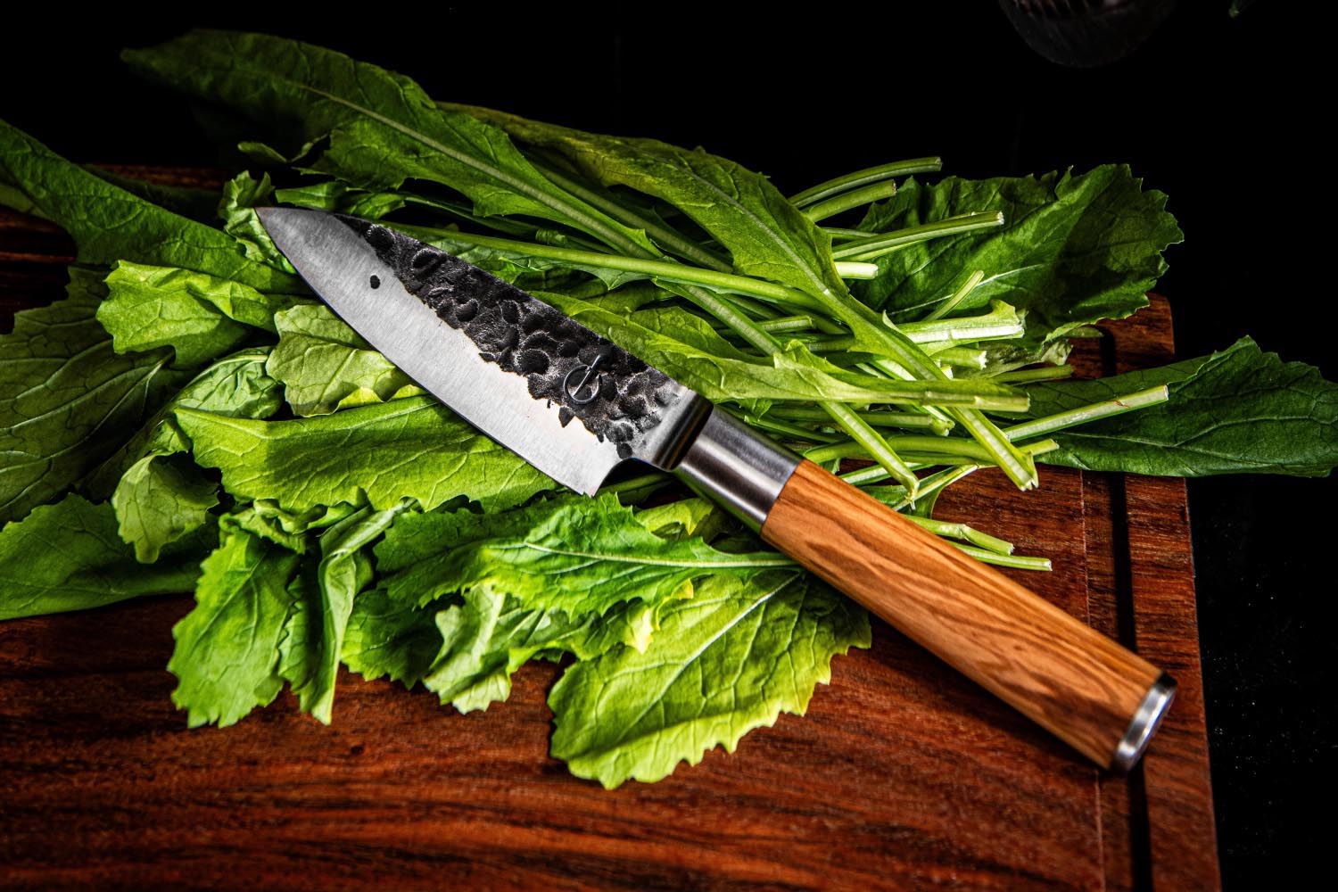 Elegantes Forged Olive Petty Messer mit Olivenholzgriff, handgeschmiedet für präzises Schneiden in der Küche.