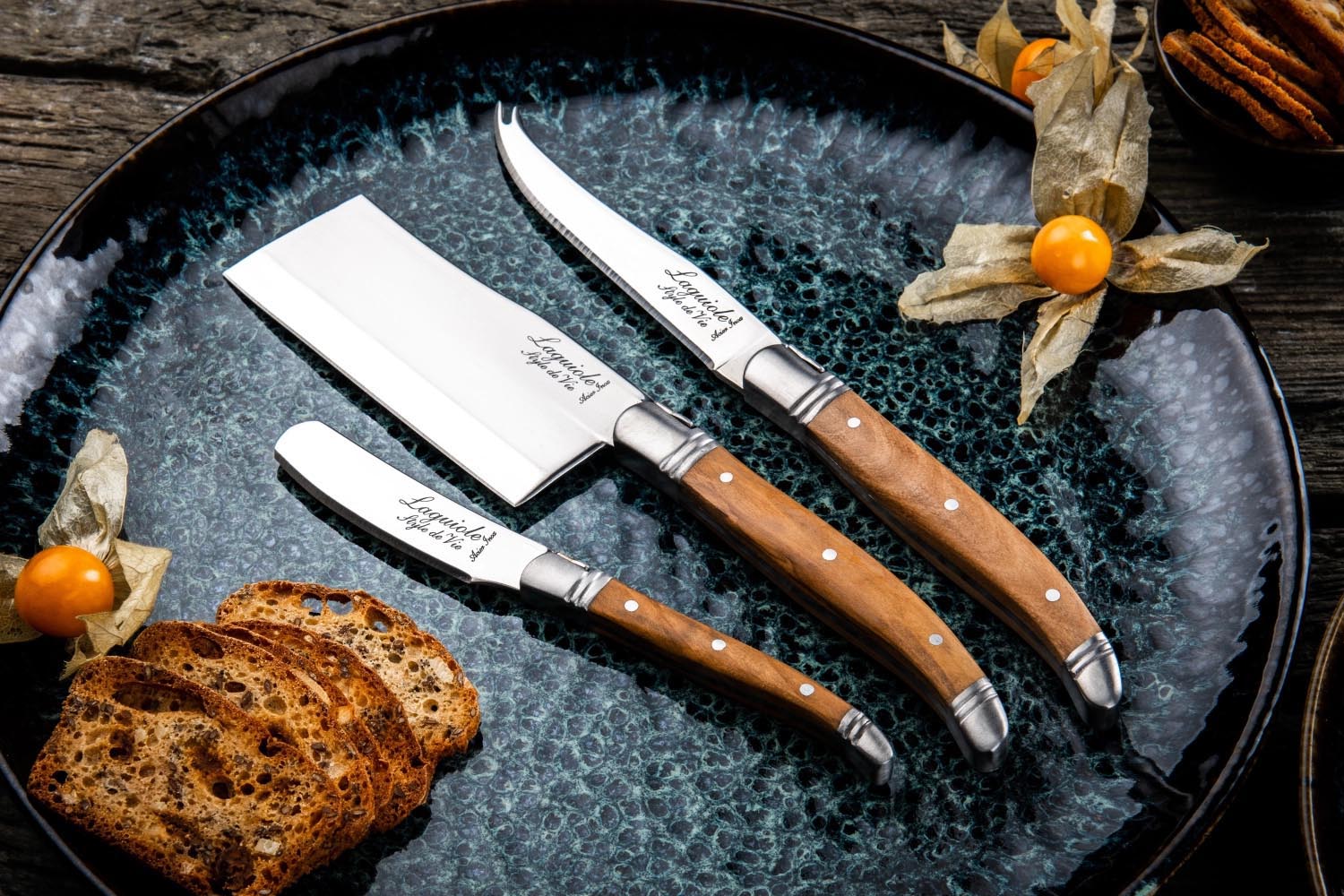 Elegantes Käsemesserset von Forged mit edlen Olivenholzgriffen, ideal für stilvolles Schneiden und Servieren von Käse.
