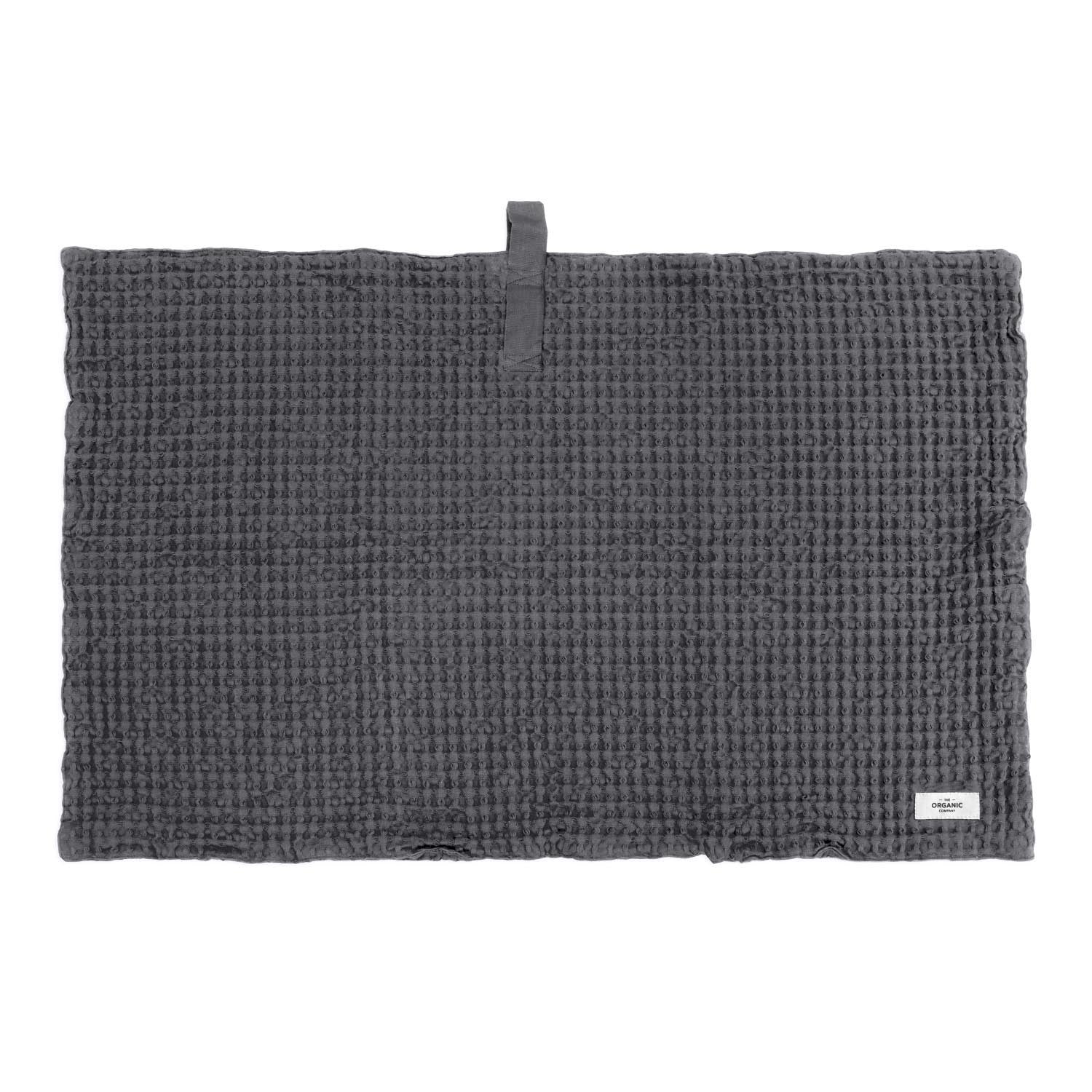 Big Waffle Badematte 80x55cm dark grey Biobaumwolle in 0 präsentiert im Onlineshop von KAQTU Design AG. Handtuch ist von The Organic Company