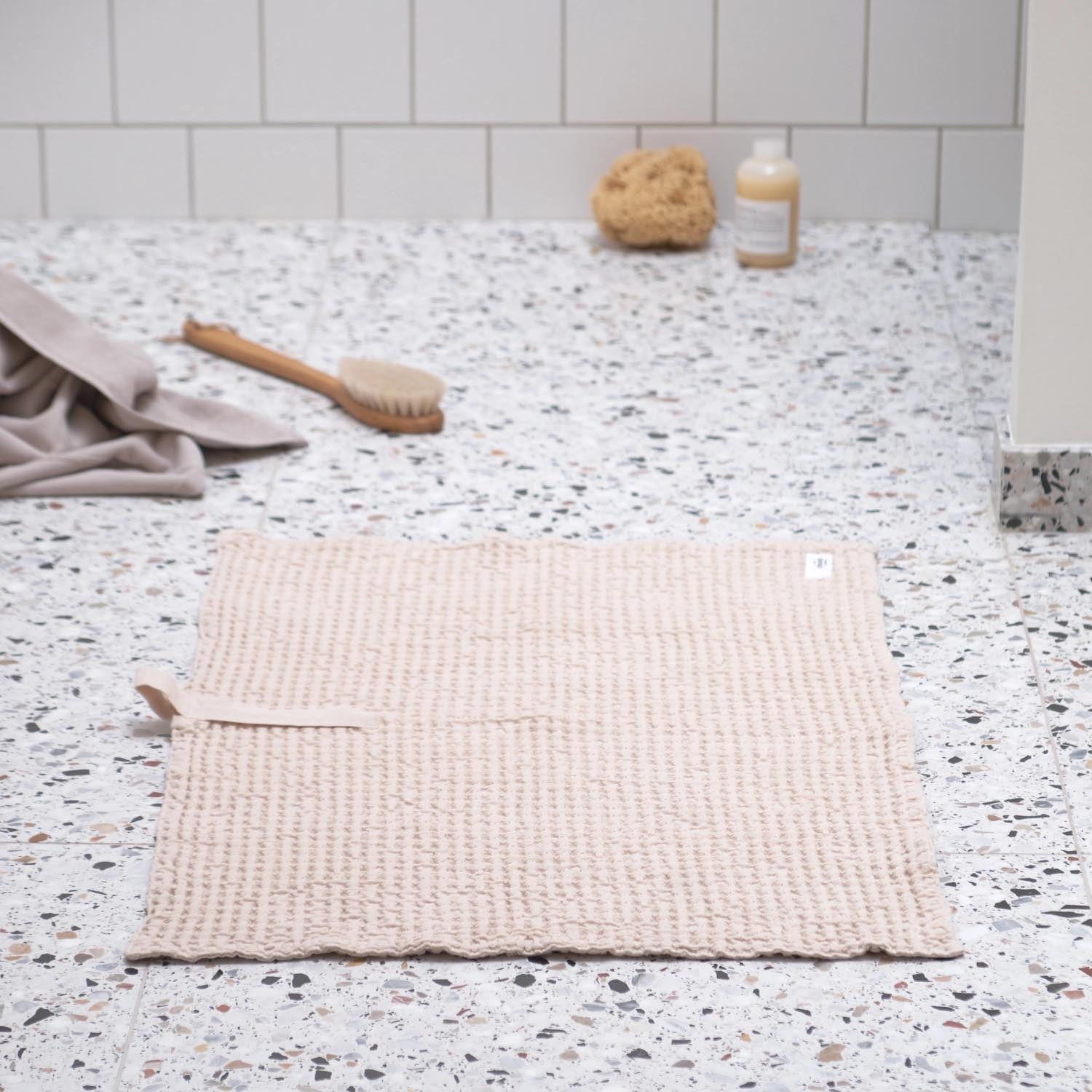 Elegante Badematte aus Bio-Baumwolle, 80x55cm, in Stone, mit Waffelstruktur, nachhaltig und hochwertig von The Organic Company.