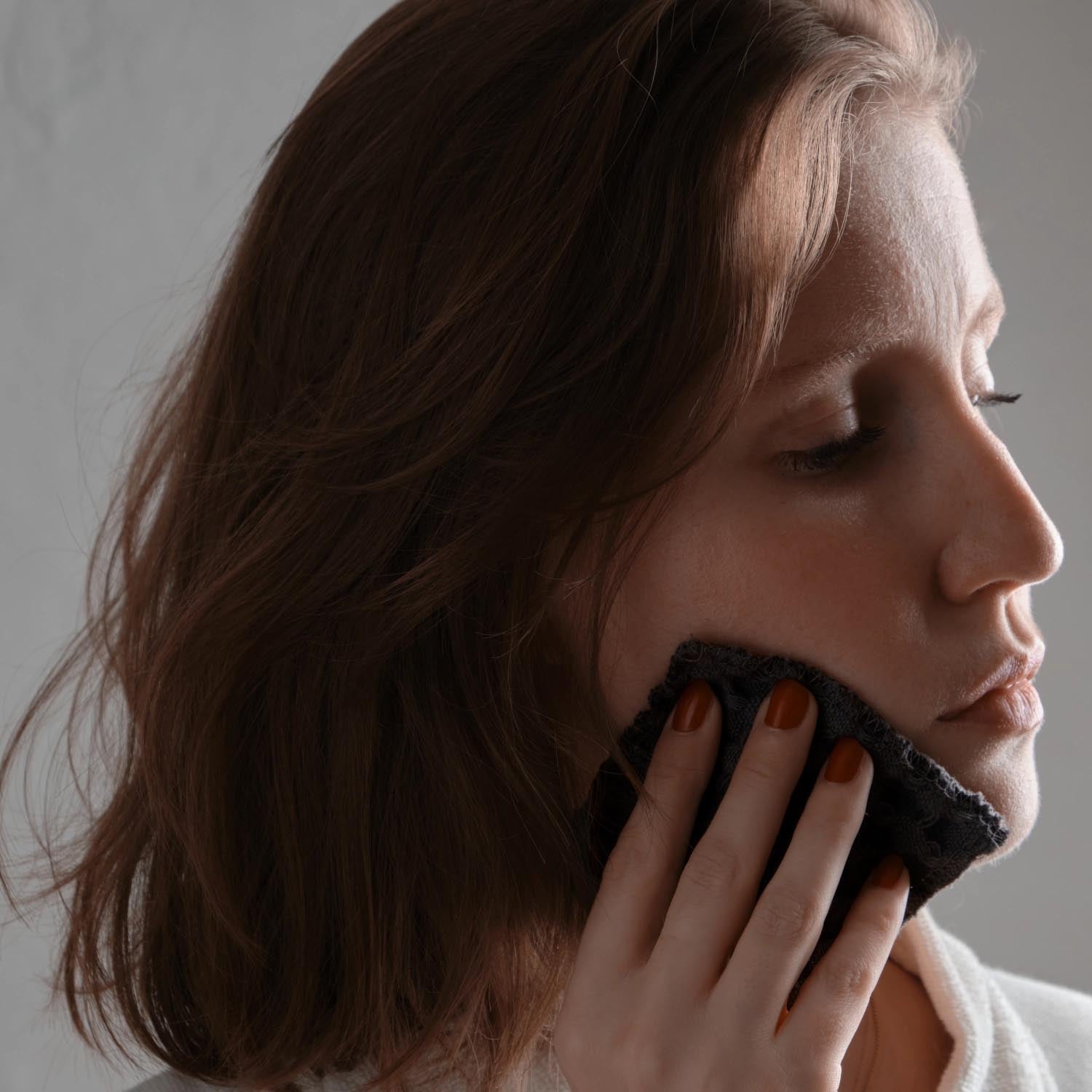 Wiederverwendbare Makeup Pads aus Bio-Baumwolle, 8x8 cm, dunkles Grau, 4er Set, nachhaltig und umweltfreundlich von The Organic Company.