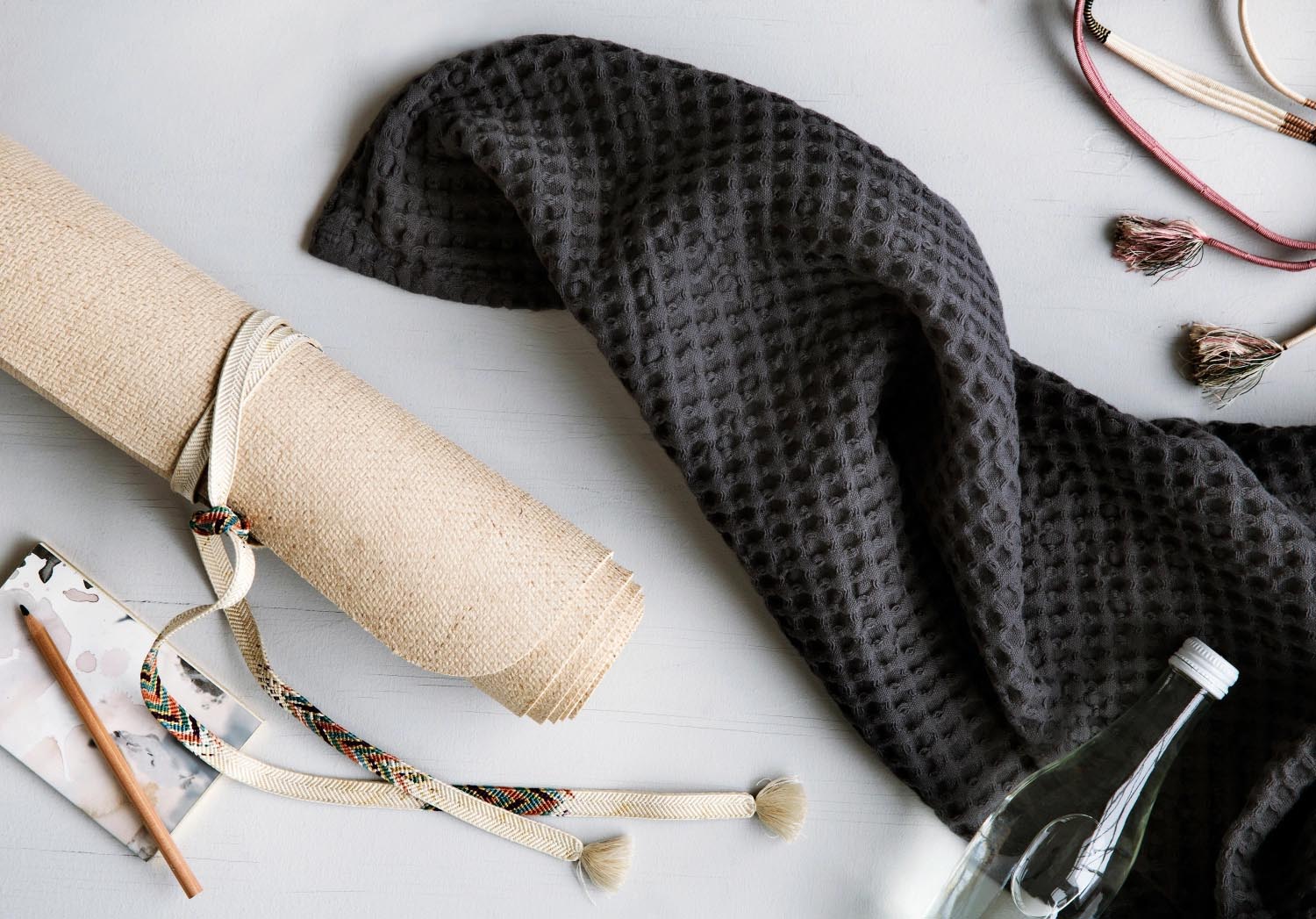 Luxuriöses Big Waffle Badetuch aus Bio-Baumwolle, 100x150cm, in elegantem Dunkelgrau von The Organic Company.