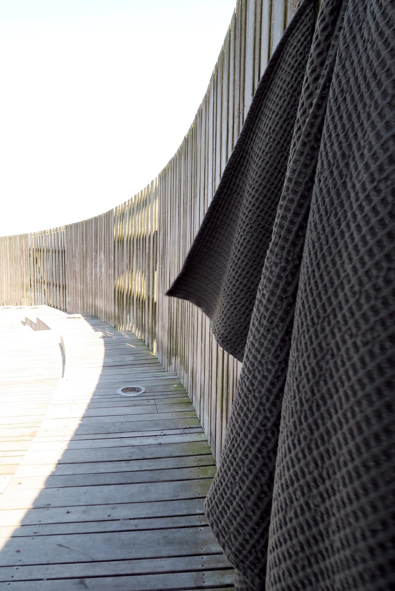 Hochwertiges Badetuch aus Bio-Baumwolle, 100x150cm, in stilvollem Dunkelgrau, Big Waffle Design von The Organic Company.