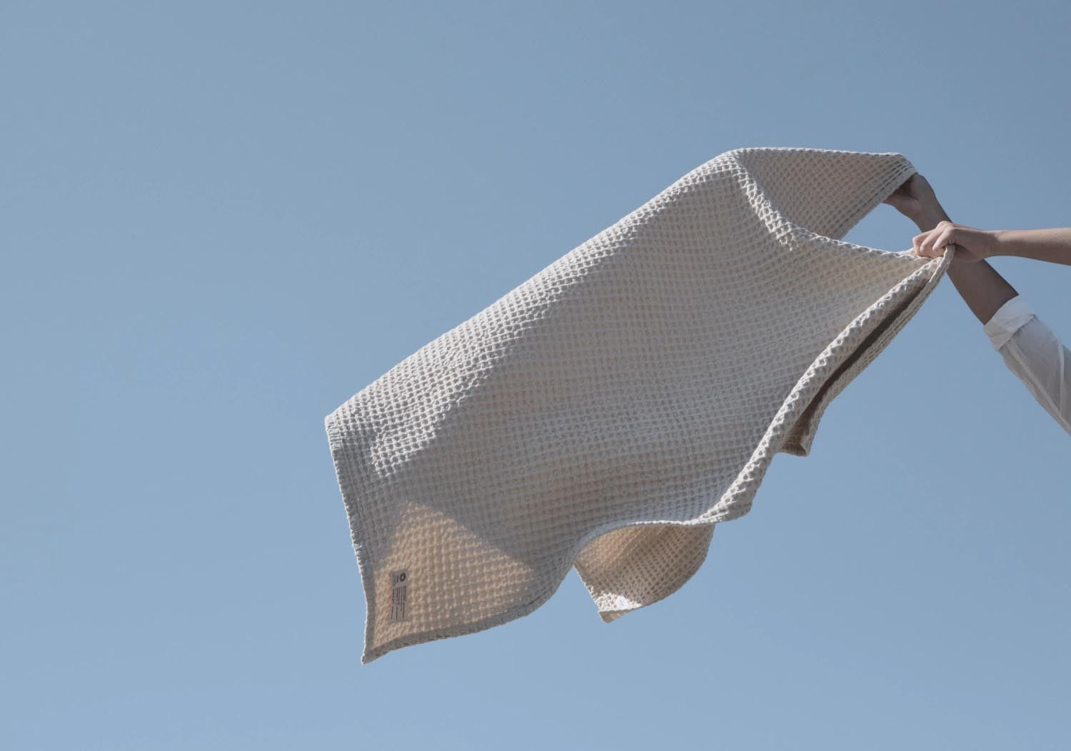 Hochwertiges Badetuch aus Bio-Baumwolle, 100x150cm, Big Waffle Design, Farbe Stone, von The Organic Company.