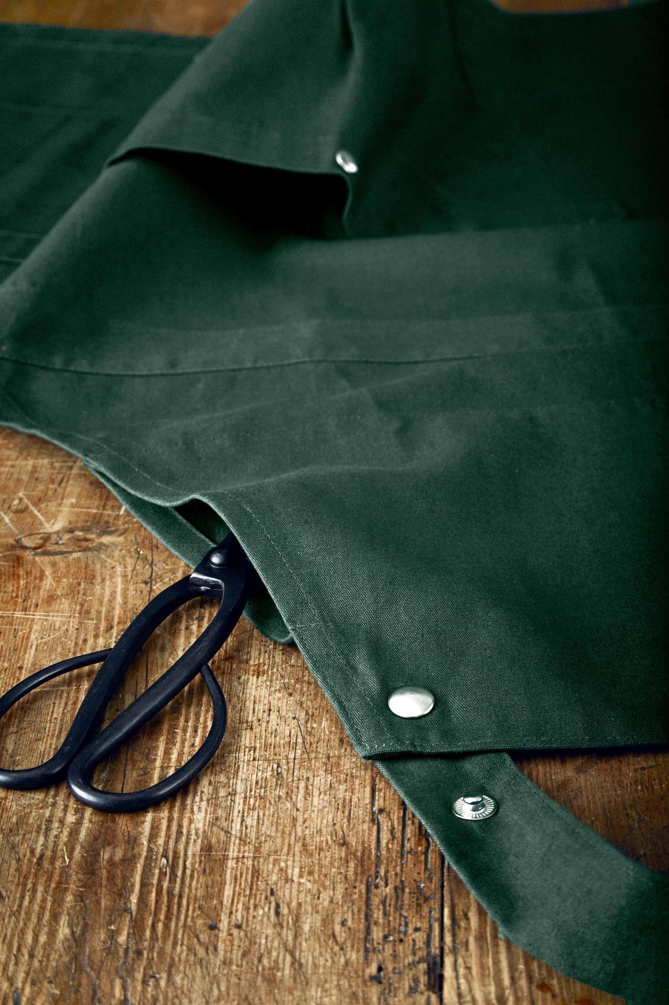 Elegante Kochschürze aus Bio-Baumwolle, dunkelgrün, 100x74cm, von The Organic Company, nachhaltig und praktisch für die Küche.