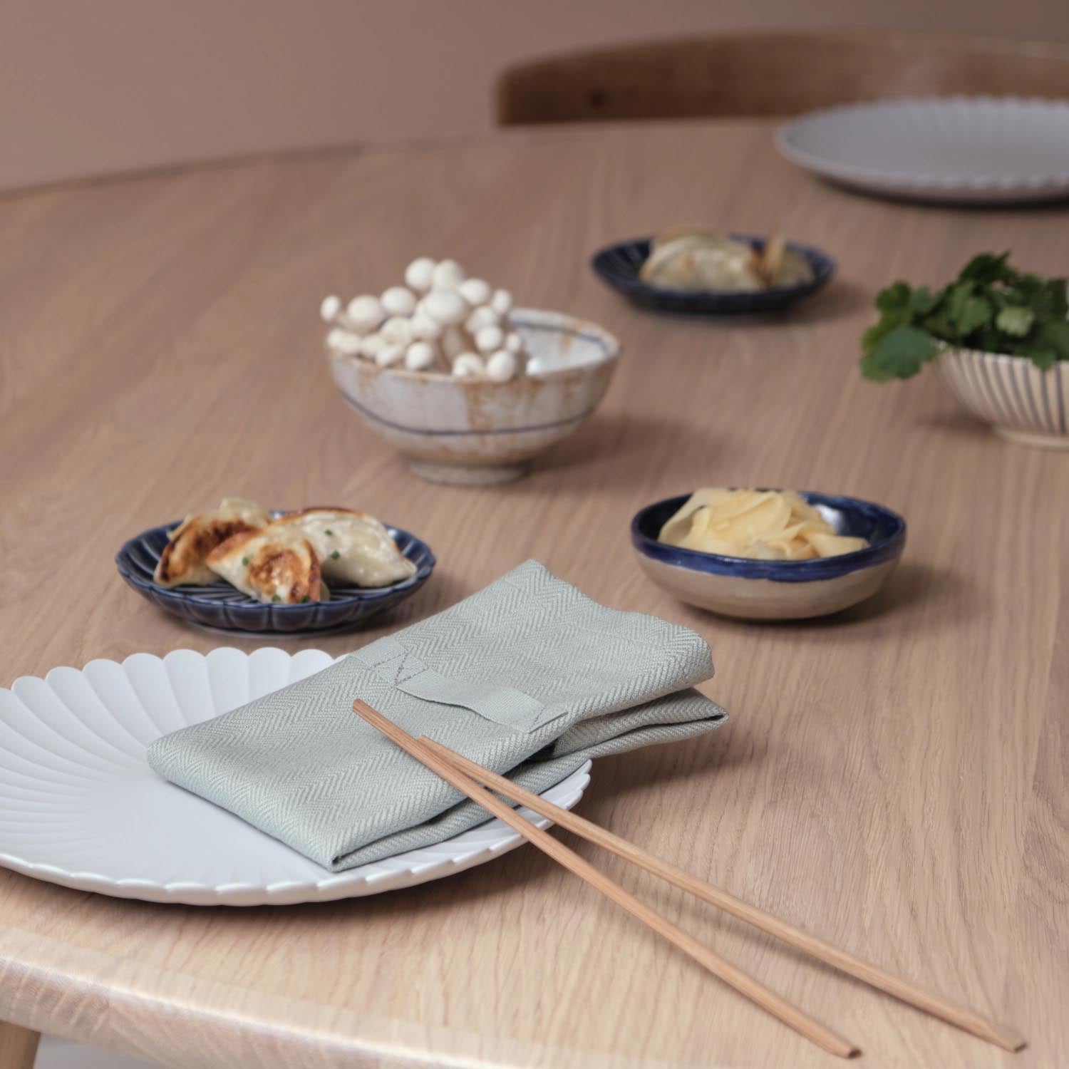 Elegantes Set aus 4 Stoffservietten in Dusty Mint, 35x40cm, aus Bio-Baumwolle, ideal für umweltbewusste Tischgestaltung.