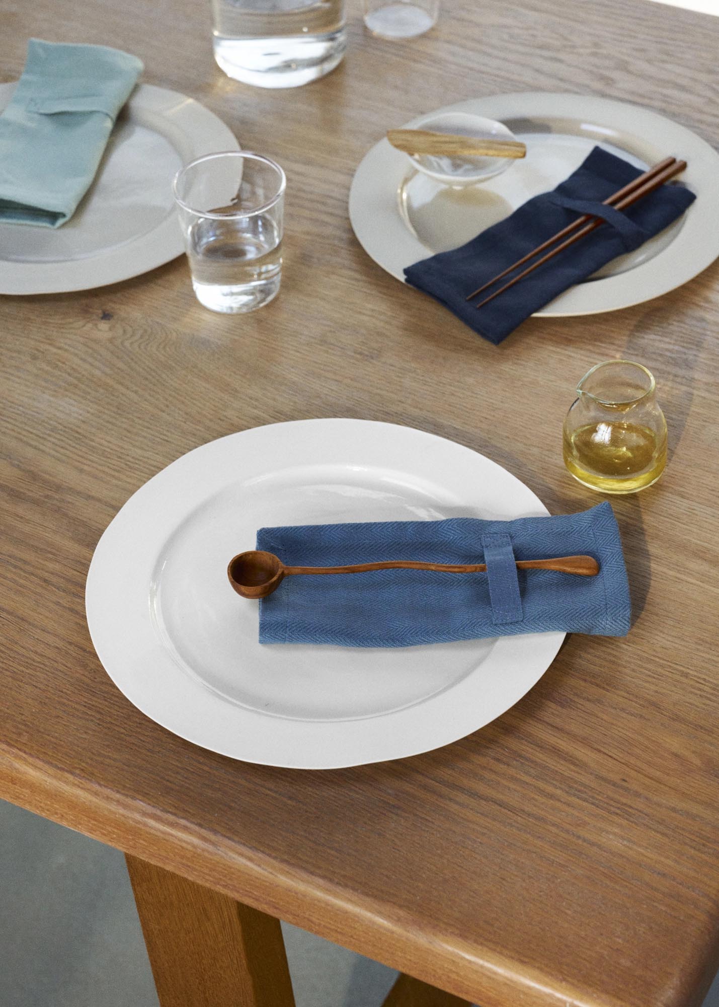 Set aus 4 Stoffservietten (20x20 cm) in Grau-Blau von The Organic Company, nachhaltig, hochwertig und ideal für den Alltag.