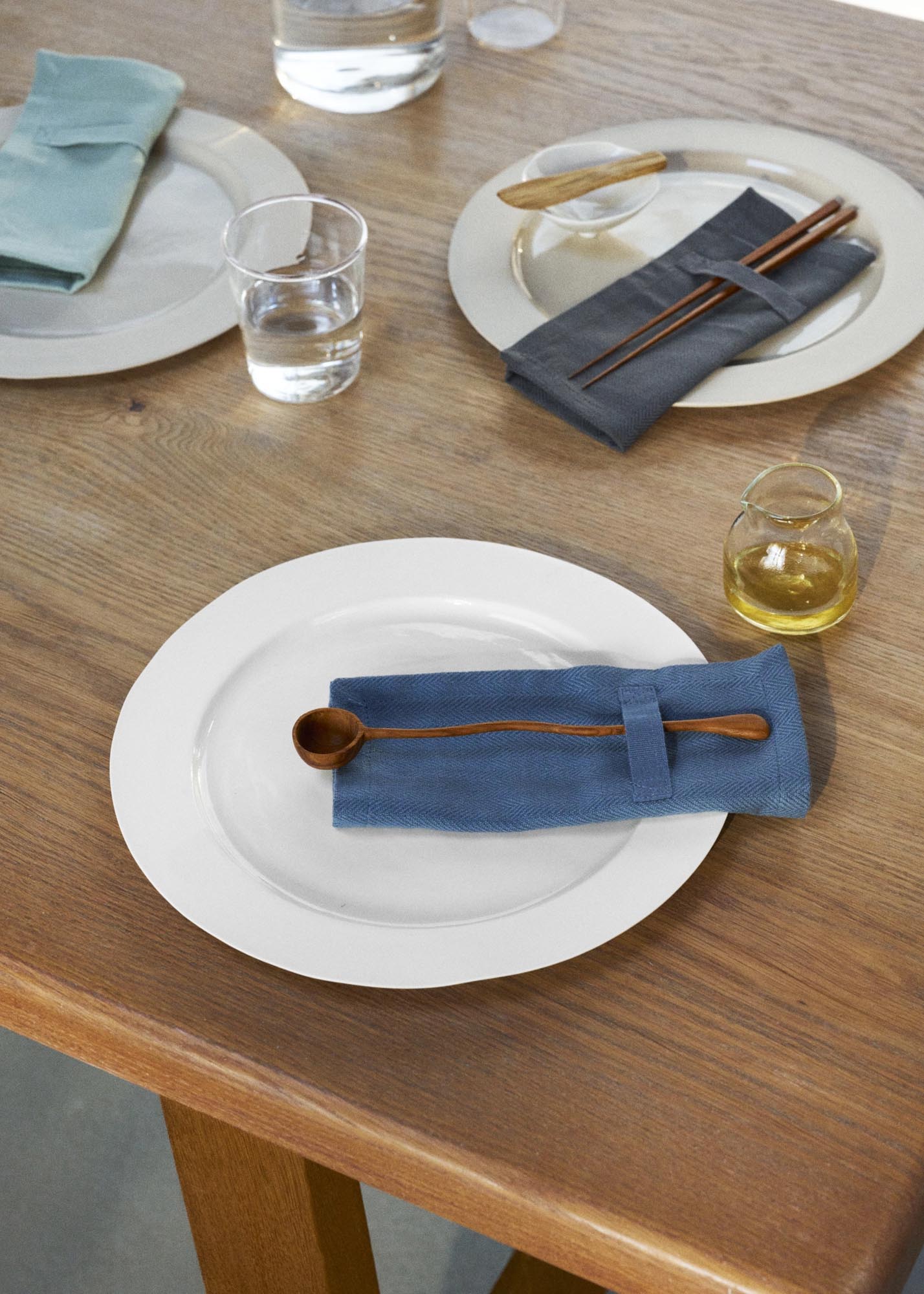 4er Set Stoffservietten (20x20 cm) in elegantem Grau-Blau von The Organic Company, nachhaltig, stilvoll und perfekt für den täglichen Gebrauch.