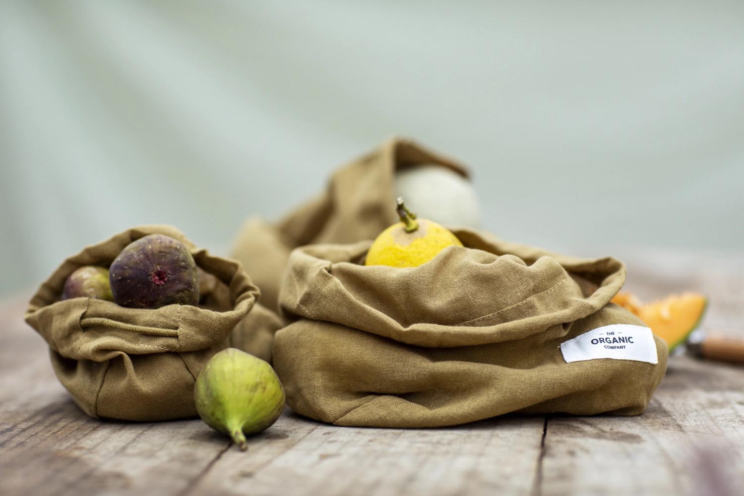 Praktisches 3er Set khakifarbene Beutel aus Biobaumwolle von The Organic Company, perfekt für nachhaltige Lebensmittelaufbewahrung.