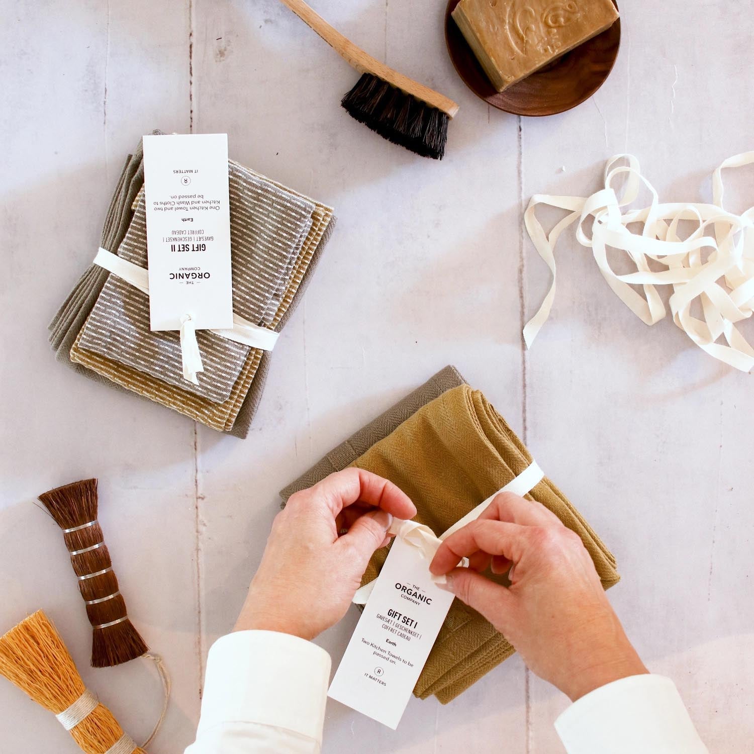 Set aus 2 Geschirrtüchern (53x86 cm) aus Biobaumwolle in der Farbe Earth von The Organic Company, nachhaltig und stilvoll.