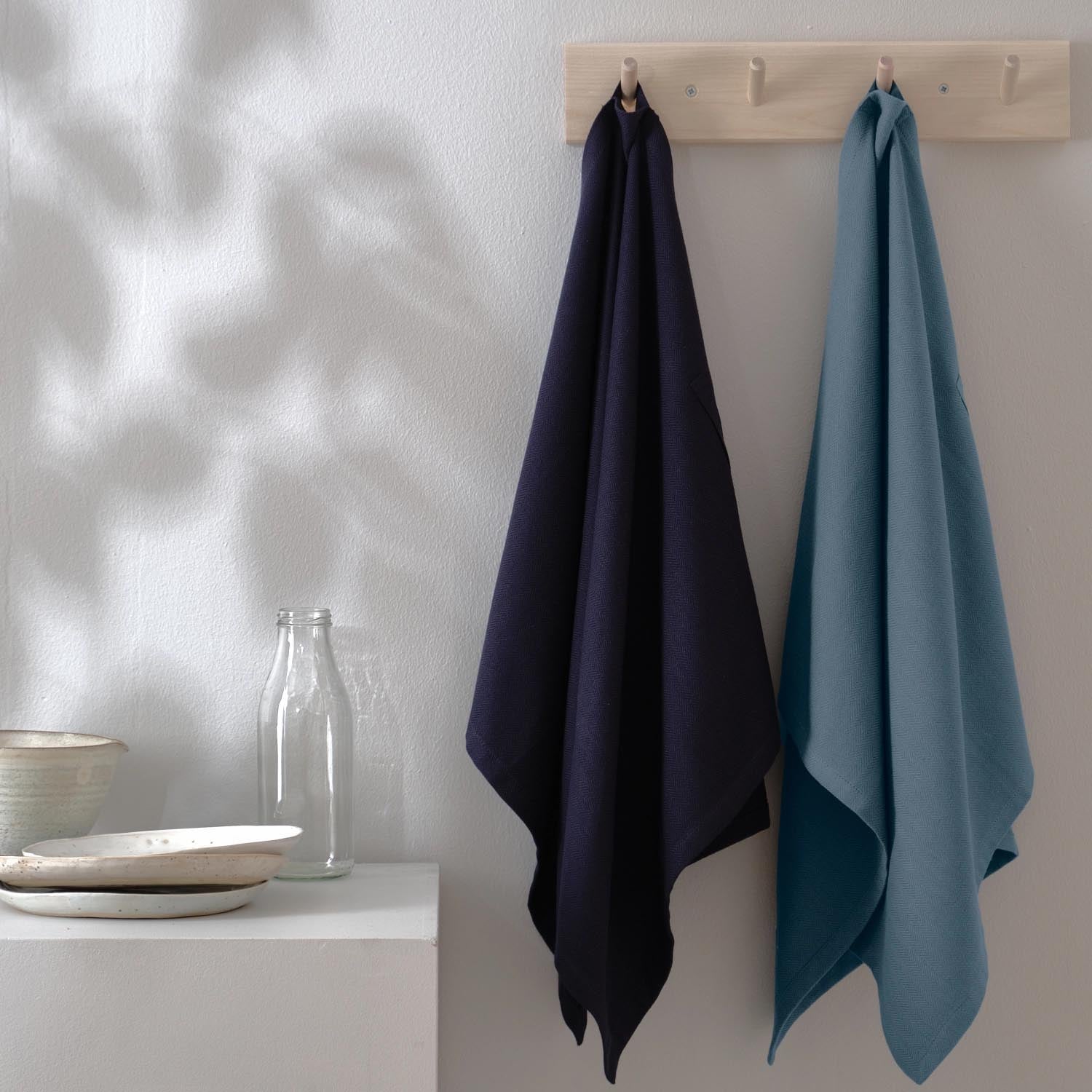 Set aus zwei Geschirrtüchern (53x86 cm) aus Bio-Baumwolle in Ocean-Farbe von The Organic Company, nachhaltig und stilvoll.