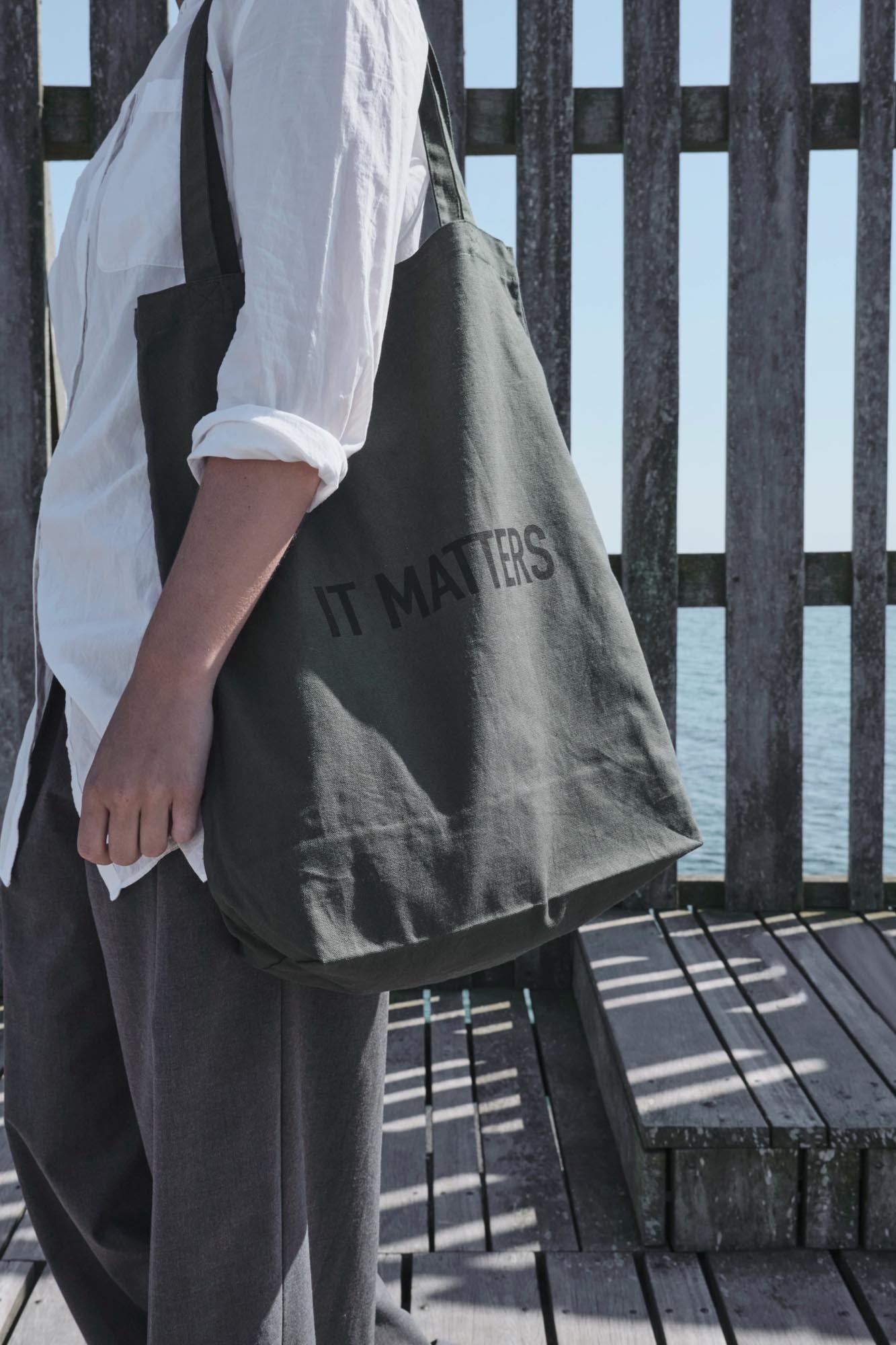 Stilvolle Tasche aus Bio-Baumwolle in Dunkelgrün, 50x35x15cm, perfekt für nachhaltige und praktische Alltagsbegleiter.