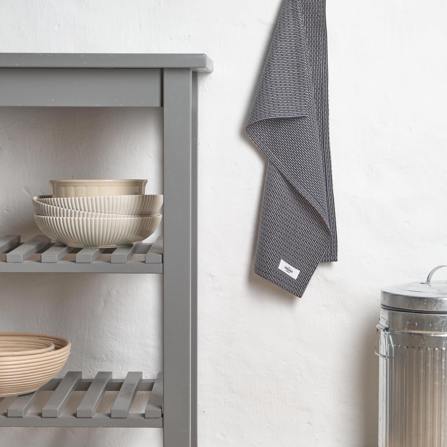 Kleines Geschirrtuch 35x60cm in stilvollem Dunkelblau, gefertigt aus nachhaltiger Biobaumwolle, ideal für umweltfreundliche Küchen.